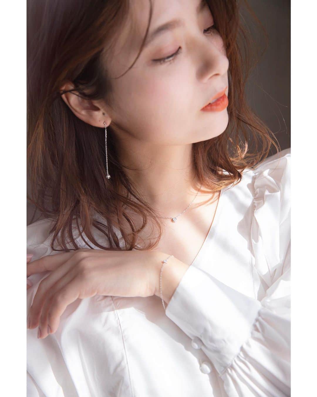 のインスタグラム：「【My work】　photographer × stylist    あれもこれもに神経を研ぎ澄ます事。【構図、hair.光、カメラ、そしてジュエリー、ポージング】 は凄く難しい事だけど、楽しい。  美容師で言えば、ちょいとサロンワークと似てるかも。☺️  バランス感覚が凄く大切になってくる。  【モアサナイトジュエリーEMMA】 モアサナイトジュエリーはダイヤより2.5倍輝く宝石。長く使ってても濁らない煌めき。 マリッジリングやブライダルにもおすすめですよ。  気になる方はこちらをフォローして、DMで詳しく聞いてみてくださいね！ @moissanite_emma   最近はその様なカメラマンとしてのお仕事の依頼も受けてます。【要相談】 #ヘアスタイル  #大阪美容室シーン #茨木美容室シーン #ヘアアレンジ簡単  #髪型　#ヘアアレンジ　#切りっぱなしボブ　#美容学生　#美容師　#大阪美容師　#茨木市　#茨木　#ロングヘア　#カットモデル  #サロンモデル　#関西サロンモデル　#おしゃれさんと繋がりたい #巻き髪スタイル　#美容学校 #ショートヘア　#ショートボブ#大人スタイル　#春スタイル　#ストレートヘア #下防タツヤ#吹田美容室#吹田美容室シーン #茨木市美容室　#茨木市美容室シーン　#艶髪 モデル協力 @miiikunkun  モアサナイトジュエリーショップ　EMMA @moissanite_emma」