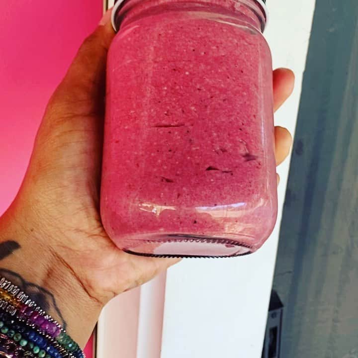 ケリスのインスタグラム：「RAW ORANGE PITAYA PIE IS BACK ! Look at that color ! Obsessed bountyandfull.com」