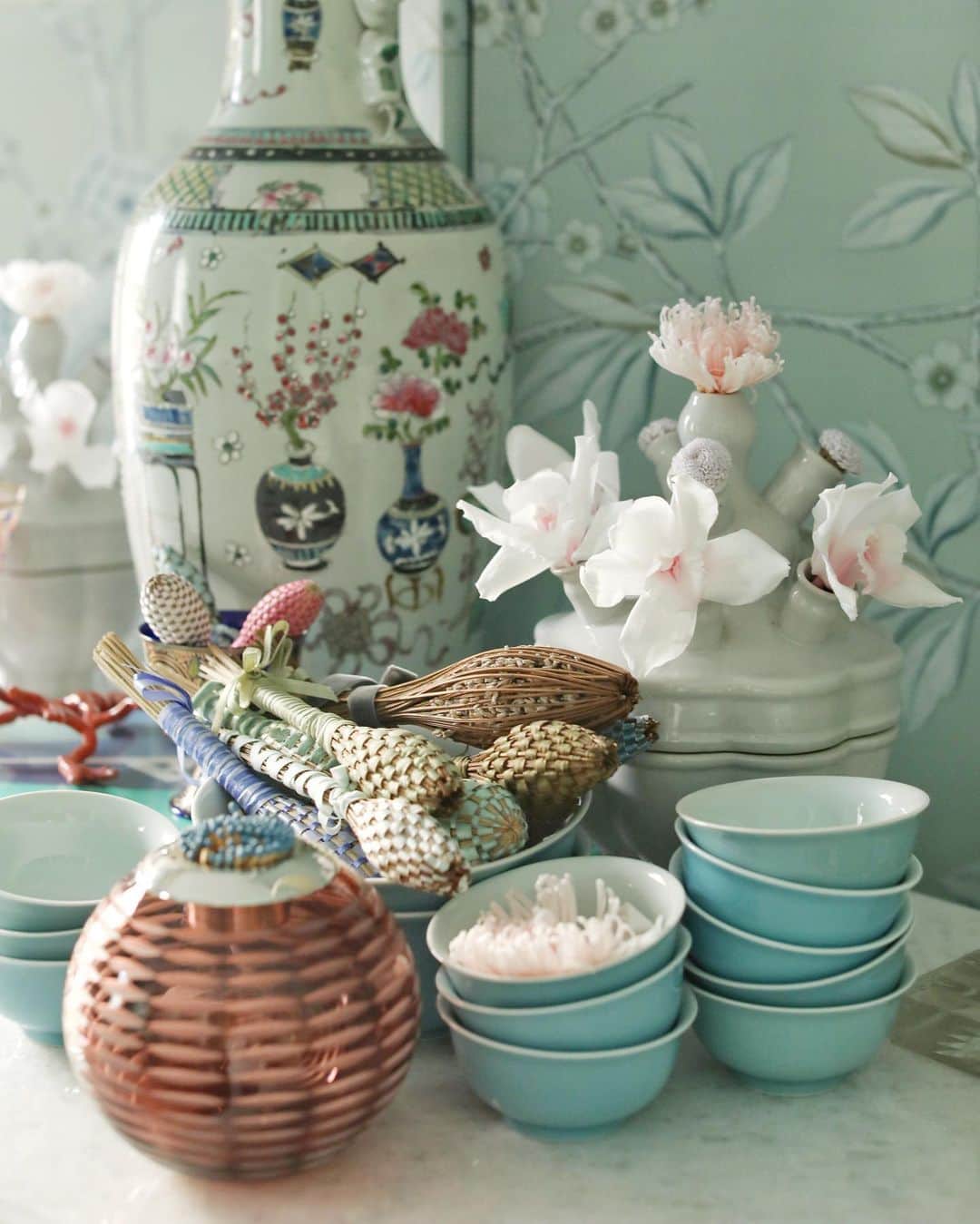 のインスタグラム：「Lavender bottles, match balls, tulip vases and preserved flowers. #peonylimhomedecor」
