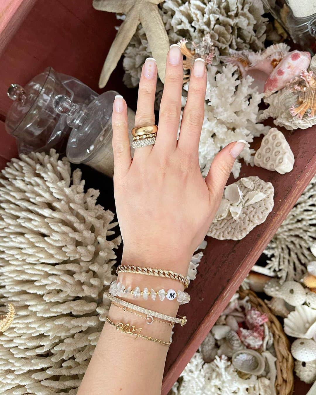 のインスタグラム：「I see sea shells on the sea shore. ✨💫🐚🖤 *features gifts tagged」