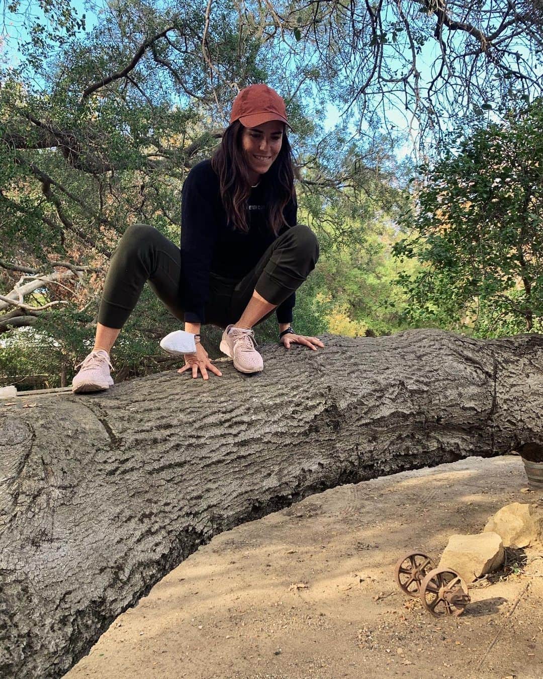カーラ・ソウザのインスタグラム：「Best seat (outside) the house.」