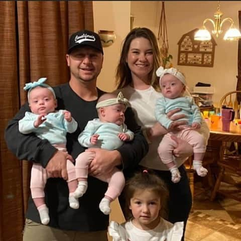 クリスティン・ベルさんのインスタグラム写真 - (クリスティン・ベルInstagram)「Anthony and Caressa Paolino have four kiddos, including three triplet girls born last year. A few years ago, Anthony purchased a local sports pub in his hometown, Canal Fulton, Ohio, and transformed it into a thriving business. With pandemic restrictions, their restaurant and income has taken a hit, but the family continues to stay positive by raising funds for community organizations and local families in need. Paolinos, we are rooting for you and helping out with one year of Hello Bello bundles for your family! @paolinossportspub  @hellobello」2月24日 8時14分 - kristenanniebell