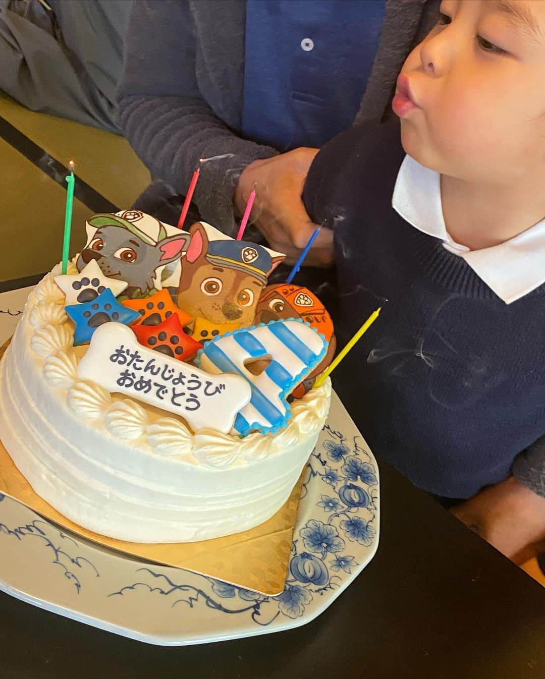 加護亜依さんのインスタグラム写真 - (加護亜依Instagram)「Happy birthday to つぐちゃん👦 2/23で4歳のお誕生日を迎えましたぁ！  当日は素敵なお店でお誕生日ランチをしました！ 最近はバスケに夢中で、頑張っているので、お誕生日プレゼントはバスケットボール🏀と、バスケゴールにしました。  バースデーケーキは大好きなパウパトロールのケーキで 大興奮していました🐶🎂 @cake.kuriu さんの作るケーキはいつも可愛いし とっても美味しんです🥰  はぁ、、成長は嬉しいけど、ずっとこのままでいてほしいよぉ♥️♥️ 色んな事にチャレンジして、お友達と仲良く、強く逞しく優しく育ってほしい。おめでとう🎊  いつもつぐちゃんの成長を温かく見守ってくださっている皆さん、ありがとうございます💕💕💕」2月24日 8時24分 - ai.1988kg