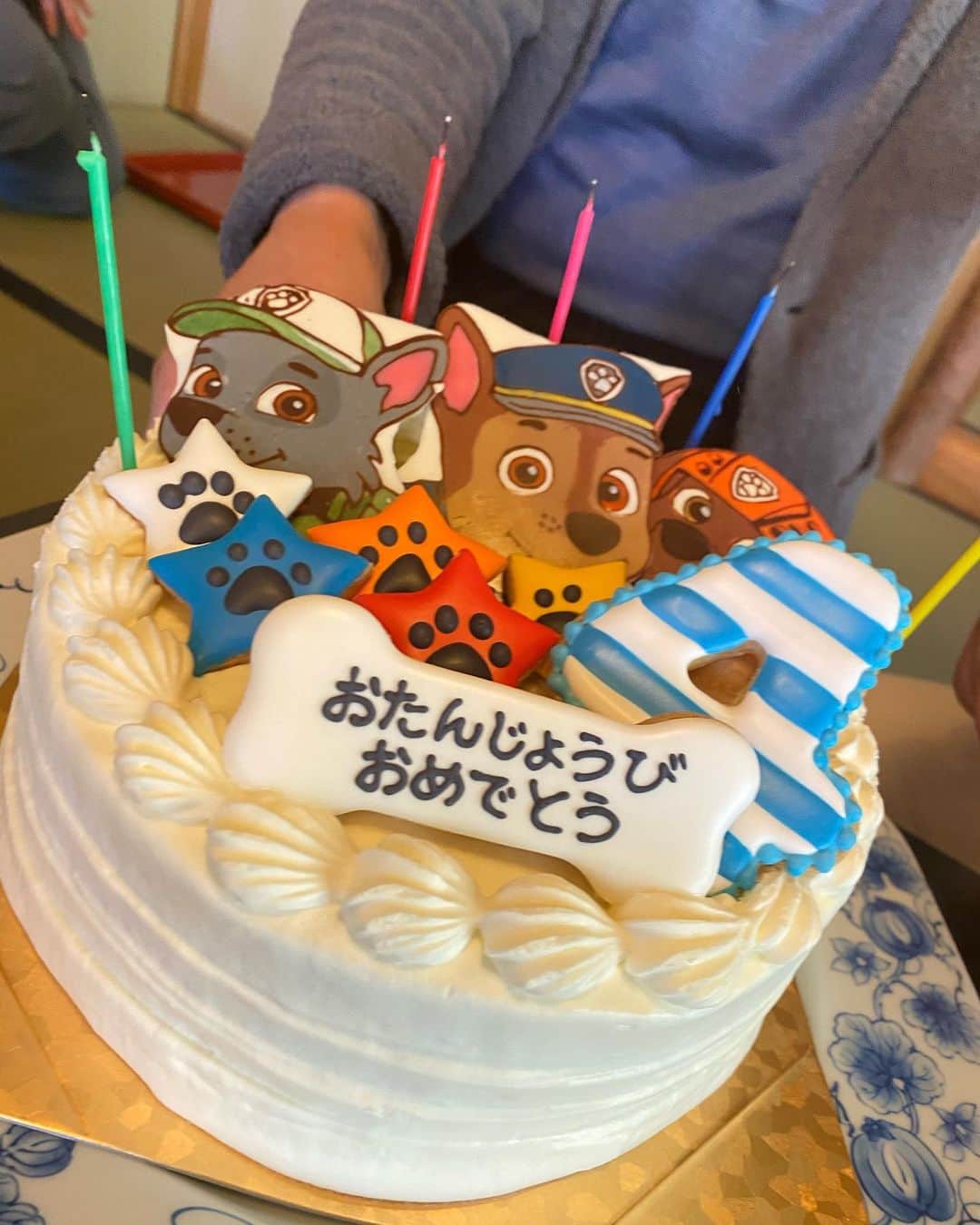 加護亜依さんのインスタグラム写真 - (加護亜依Instagram)「Happy birthday to つぐちゃん👦 2/23で4歳のお誕生日を迎えましたぁ！  当日は素敵なお店でお誕生日ランチをしました！ 最近はバスケに夢中で、頑張っているので、お誕生日プレゼントはバスケットボール🏀と、バスケゴールにしました。  バースデーケーキは大好きなパウパトロールのケーキで 大興奮していました🐶🎂 @cake.kuriu さんの作るケーキはいつも可愛いし とっても美味しんです🥰  はぁ、、成長は嬉しいけど、ずっとこのままでいてほしいよぉ♥️♥️ 色んな事にチャレンジして、お友達と仲良く、強く逞しく優しく育ってほしい。おめでとう🎊  いつもつぐちゃんの成長を温かく見守ってくださっている皆さん、ありがとうございます💕💕💕」2月24日 8時24分 - ai.1988kg