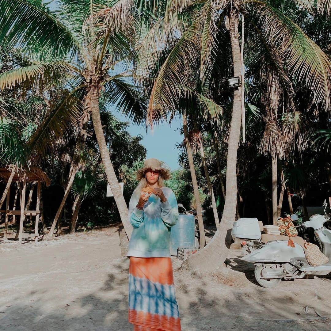 フィービー・ダールさんのインスタグラム写真 - (フィービー・ダールInstagram)「An insanely beautiful day with insanely beautiful people. We explored Sian Ka'an Biosphere Reserve, which is the largest protected area in the Mexican Caribbean and is home to more than 300 species of birds and more than 1000 species of plants and 100 animals. It’s a shame that such places have to be “protected” to survive, but at least there’s that!!! This is the beauty that comes when we nourish and respect nature. Grateful to be alive, healthy and experiencing the natural magic of this earth.」2月24日 8時20分 - phoebe