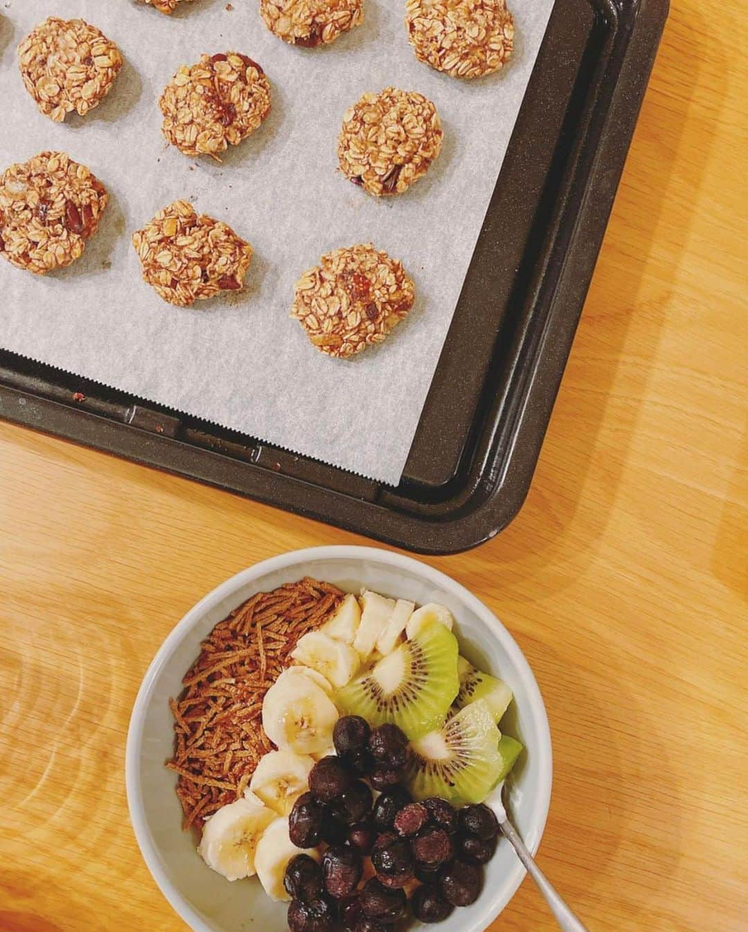 坂口佳穂さんのインスタグラム写真 - (坂口佳穂Instagram)「oatmeal every morning 🥣  朝は毎日オートミールボウル😀 日清のプレミアムピュア、クエーカーオールドファッションを交互で買ってたけど今回はコストコで見つけたこれにしてみた！粒が大きめで結構好きだったな🙌  わたしのオートミールの食べ方 ブログの方にも少しアップしてます😇 (だいぶ前だけど、、)  #オートミール #朝ごはん#オートミールボウル #oatmeal#モリンガ#コストコ #オートミールレシピ  #オールブラン #オートミールクッキー #盛り付けは苦手  オートミール好きになって5キロくらい落とせた✌︎」2月24日 8時21分 - s_ka_ho