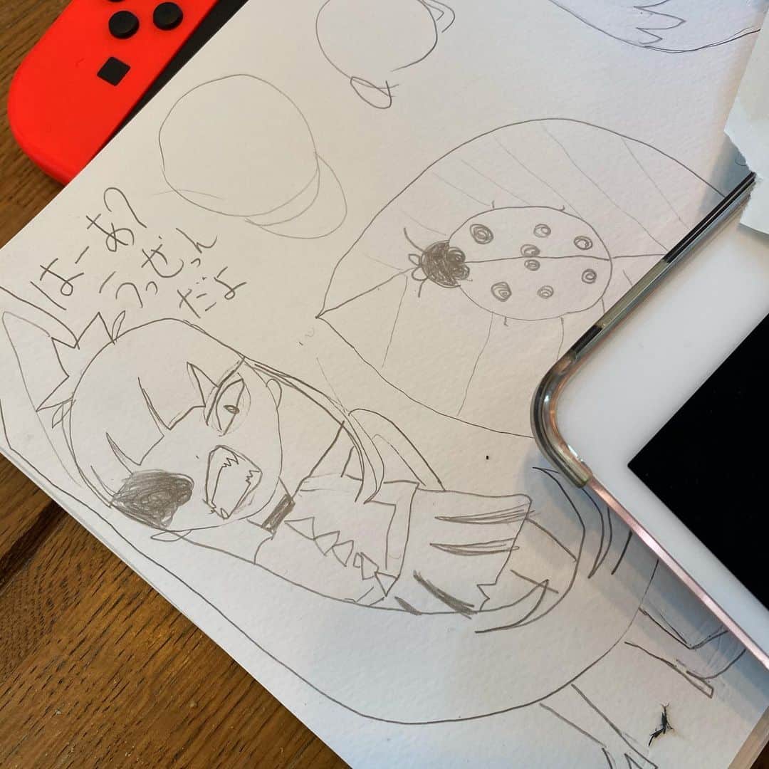 安倍吉俊のインスタグラム：「悪い歌のせいでうちの子が悪い絵を描くようになってしまった！！口の描き方に悪さがよく出ていて大変良い」