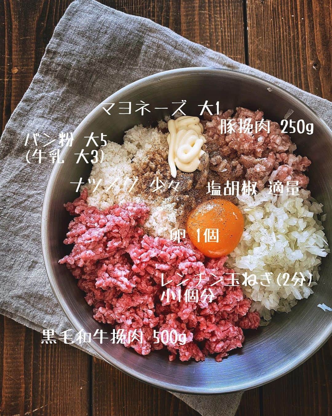 ururun_u.uさんのインスタグラム写真 - (ururun_u.uInstagram)「2021・2・24  水 おはようさんです☺︎ ・ 昨日のおゆはんです🍴 ハンバーーーーグ❗️❗️🗣 ・ ・ 🐮🐮🐮 ◉ハンバーグ(いんげん・グリーンピースのバター炒め、にんじんグラッセ、さつまいものポテサラ) ◉牡蠣のチャウダー ◉パン(アンデルセン) ・ ・ 今回もお肉を提供してくださったのは肉卸大石さん(@oishi2021 ) ・ 今回は黒毛和牛(常陸牛)ひき肉500g🐃 牛肉だけだとパサつくかな？と思って、豚挽肉を足しました😅 これは、我が家の冷凍庫から放出 ・ やっぱりいい肉なんやね… ・ 私、牛肉ってどーしても獣臭がしてハンバーグ作るのも躊躇ってたのよ ・ ・ しかし、この挽肉は臭みを感じひんかったわ😳 ・ ２枚目の分量を見てお分かりの通り… 大容量の肉ダネ完成🙌 ・ おゆはんで食べる分と弁当用 残りは煮込みハンバーグにするために 小さめに成形してオーブンで焼いてから冷凍貯金しときましたわ😙 #いつかの頑張った私にありがとう ・ ・ あぁぁ、美味しかった😋💕 毎日ハンバーグでもええわ😂 ・ ・ 🍱🍱🍱 ◉軽く煮込みハンバーグ風(下にキャベセン) ◉茹でブロッコリー🥦(マヨ別添え) ◉人参ラペ ・ ・ 今日は昼過ぎから受験のため姪っ子が岡山から来ます ・ 今日明日、私は何かと大忙しです💦 とりあえず労働行ってきますわ💨 ・ ・ ・ #おうちごはん#ハンバーグ#お弁当#わっぱ弁当#私の美味しい時間#うつわ#山本雅則#清岡幸道#小澤基晴#フーディーテーブル#おうちごはんラバー#キナリノ#エルグルメ#マカロニメイトアンバサダー#クラシルアンバサダー#igersjp」2月24日 8時22分 - ururun_u.u