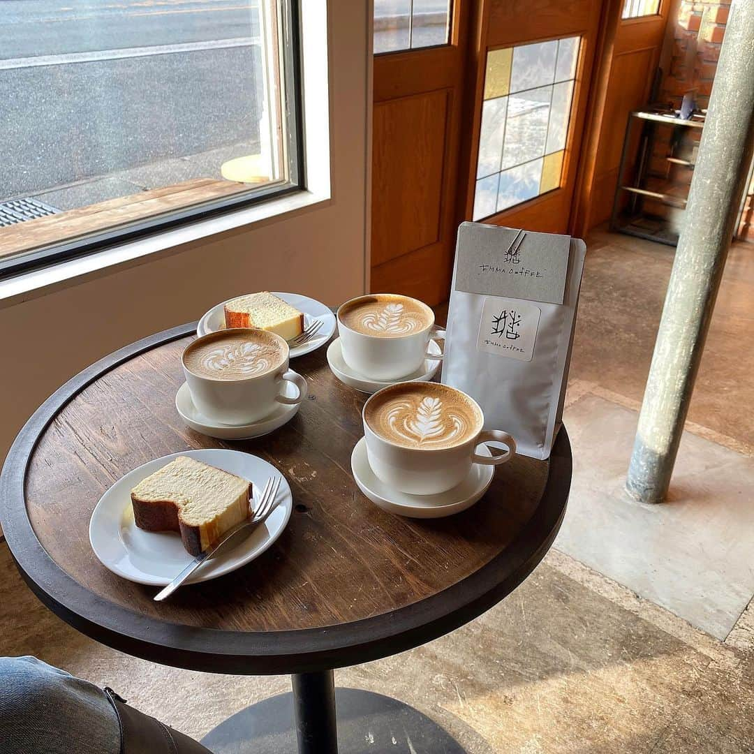 筒井愛実さんのインスタグラム写真 - (筒井愛実Instagram)「． 📍EMMA COFFEE ． 濃厚なチーズテリーヌとカフェラテ🧀☕️ 優しい日差しとゆったりした空間に癒されます🌿 ちゃっかりコーヒー豆も購入◎ ． #EMMACOFFEE #能勢カフェ」2月24日 8時29分 - manamin_158cm