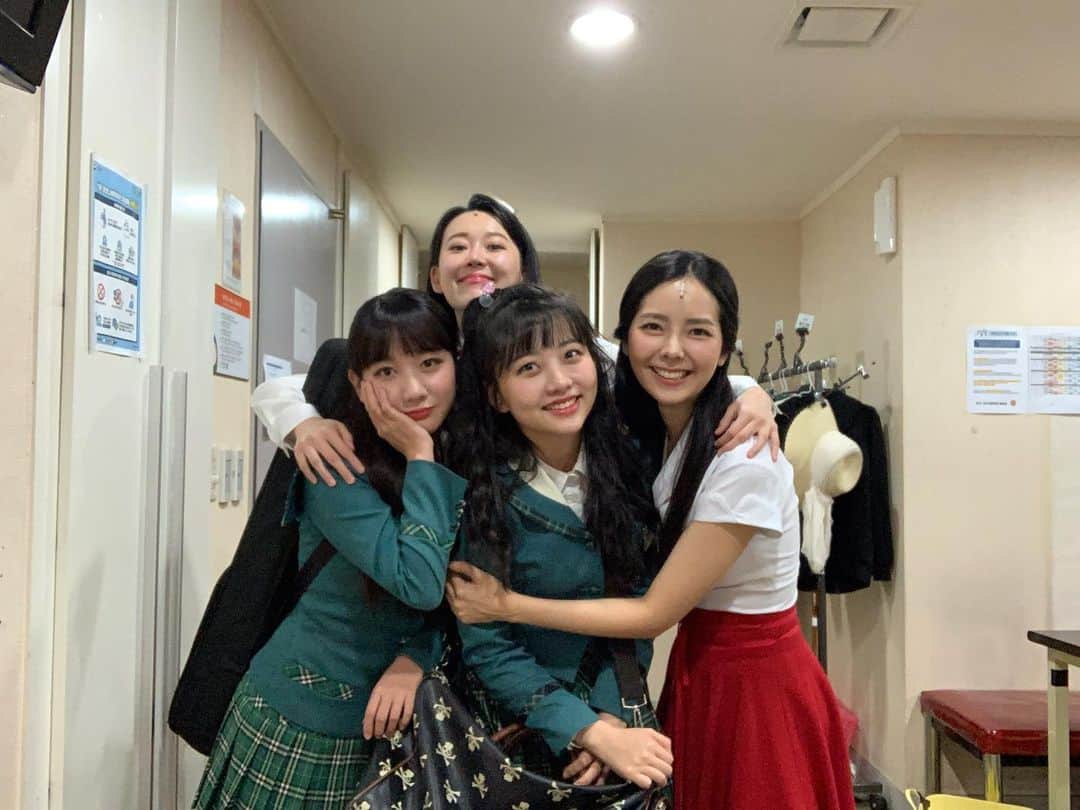 ヒョウン のインスタグラム：「만나면 웃음웃음웃음🌿  이렇게도 막공이었던😭 #20210221 #보정사서#아진하나#자영수지#효은그녀」