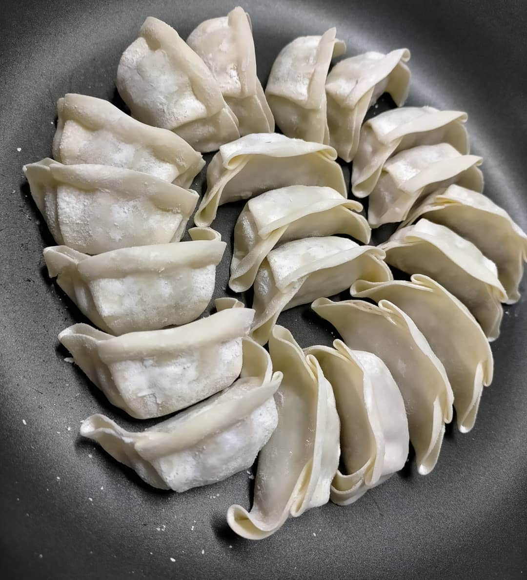 おぎたともこさんのインスタグラム写真 - (おぎたともこInstagram)「餃子食べた✧( °∀° )/   餃子屋龍 無人のテイクアウト専門店✨ 人に会わずに購入出来る餃子🙆‍♀️ 野菜多めでおいしかった  #このみ #おぎたともこ #広島グルメ #テイクアウト #広島テイクアウト #餃子 #広島餃子 #餃子屋 #龍 #24時間無人直売所 #焼きあがったら1秒でも早く食べたいので写真撮ってない」2月24日 8時29分 - konomiogitatomoko