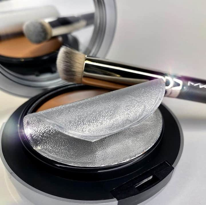 メイクアップアートコスメティックスのインスタグラム：「Keep the foil on to maintain its magic ✨. Newly reformulated Studio Fix Tech Cream-To-Powder Foundation features a transformative texture and moisturizing matte formula that glides more smoothly across skin than ever before. Apply with a 170S Brush for customizable coverage and a true-to-you finish. #MACStudioFix  #Regram @wagstagram」