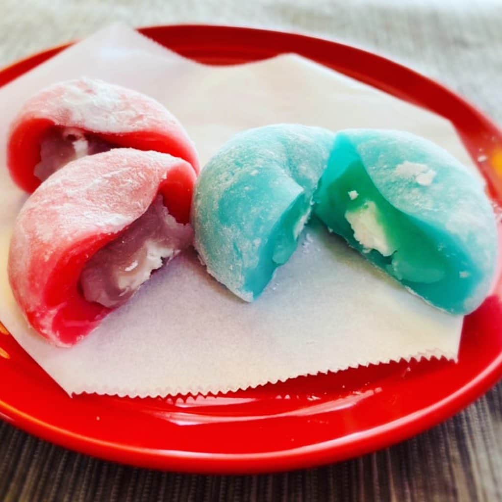 ナノさんのインスタグラム写真 - (ナノInstagram)「Crazy colored mochi cakes... 気になり過ぎて買ってしまった大福…🍡  い、いただきます…！🙏  #mochi #ricecake  #大福 #これぞインスタ映え #iroha大福」2月24日 19時28分 - nanonano_me