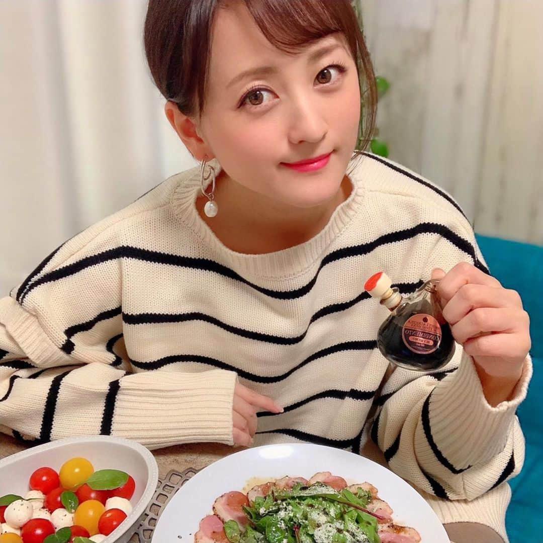 小松彩夏さんのインスタグラム写真 - (小松彩夏Instagram)「今日はおうちでの撮影でした📸﻿ ﻿ 最近はこういう機会も増えてきたので三脚とか照明とかどんどん増えてきてます...🤪﻿ ﻿ 置き場に困る...🥲﻿ ﻿ ﻿ そしておうち時間が増えて、自分の作る﻿ ごはんにも飽きてきた今日この頃...🤪🤪🤪﻿ ﻿ そこで出会ったのがこのアチェートモデナ( @bioissimo_balsamic )のバルサミコ酢❣️﻿ ﻿ 私、お酢とかバルサミコとかポン酢とか﻿ 酸っぱいものが大好きなんです...😝❤️﻿ ﻿ なので今までも色々なものを試してきましたが、このバルサミコ酢は普段の料理にかけるだけで一気にお店の味になります‼️✨﻿ ﻿ ミシュランの星付きよのレストランで愛用されているそう🤫﻿ ﻿ そりゃ美味しいわけです...❤️﻿ ﻿ 今回は鴨肉にかけたけど、アイスクリームや﻿ ヨーグルトにかけても美味しかったです😍❣️﻿ ﻿ お肉やお野菜との相性もバッチリ👍💓﻿ ﻿ 瓶も可愛いデザインなので﻿ プレゼントにもオススメだよ🎁﻿ ﻿ これでおうちごはんもいつもより楽しくなりました...😋🍽﻿ ﻿ また一段と寒くなってきたので﻿ みんな暖かくして過ごしてね〜‼️﻿ ﻿ #おうちごはん #お家ごはん #おうち時間が #自炊 #コマレシピ #鴨肉 #イタリアン #大好き #アチェートモデナ #バルサミコ #バルサミコ酢 #バルサミコ酢ソース #バルサミコソース #簡単イタリアン #pr」2月24日 19時28分 - official_ayaka_502