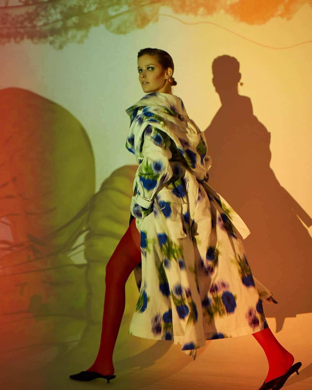 NINA PARKのインスタグラム：「Walking @ElleSerbia w @alisaahmann styled by @davorjelusic OUT NOW 💥 __________________________________________ #Photographer @aryashirazi II #Styling @davorjelusic @liganord_agency II #Hair @jamal_musa_mua II #MakeUp by Me @ninaparkbeaute for @ballsaal_artist_mgmt used @diormakeup」