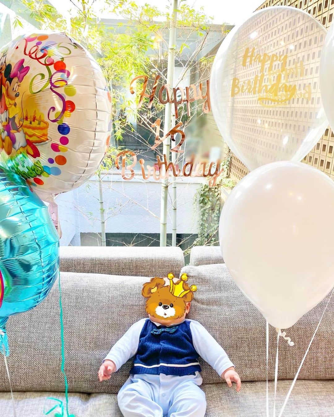 小林真由のインスタグラム：「Happy half birthday♡ 少し前に息子が6ヶ月になりました👑 ﻿ 娘の時以上に毎日があっという間に過ぎていって嬉しいような寂しいような。。﻿ よく笑い、よく泣き、よく食べる！﻿ もうすぐ始めて2ヶ月になる離乳食もしっかり食べて前回の悩みが嘘みたい🙏﻿ ﻿ ﻿ イヤイヤ期のお姉ちゃんばかりにならないかなぁ..なんて不安を忘れてしまったぐらいしっかり手をかけれてます👶🏼笑﻿ とにかく生まれた頃から意思の強さを感じるほど、すでに逞しい赤ちゃん。照れちゃうほどずっと目で追いかけてくれる視線がまた愛おしくて。涙﻿ よく聞く男の子ママあるあるを実感してます🙈﻿ ﻿ ﻿ 早く安心してもっとお出かけしたいね🐻﻿ 半年すくすく育ってくれてありがとう。﻿ ﻿ ﻿ #ハーフバースデー #バースデー #生後6ヶ月 #誕生日﻿ #男の子ママ #ママライフ #ベビー #二人育児 #halfbirthday #birthday」