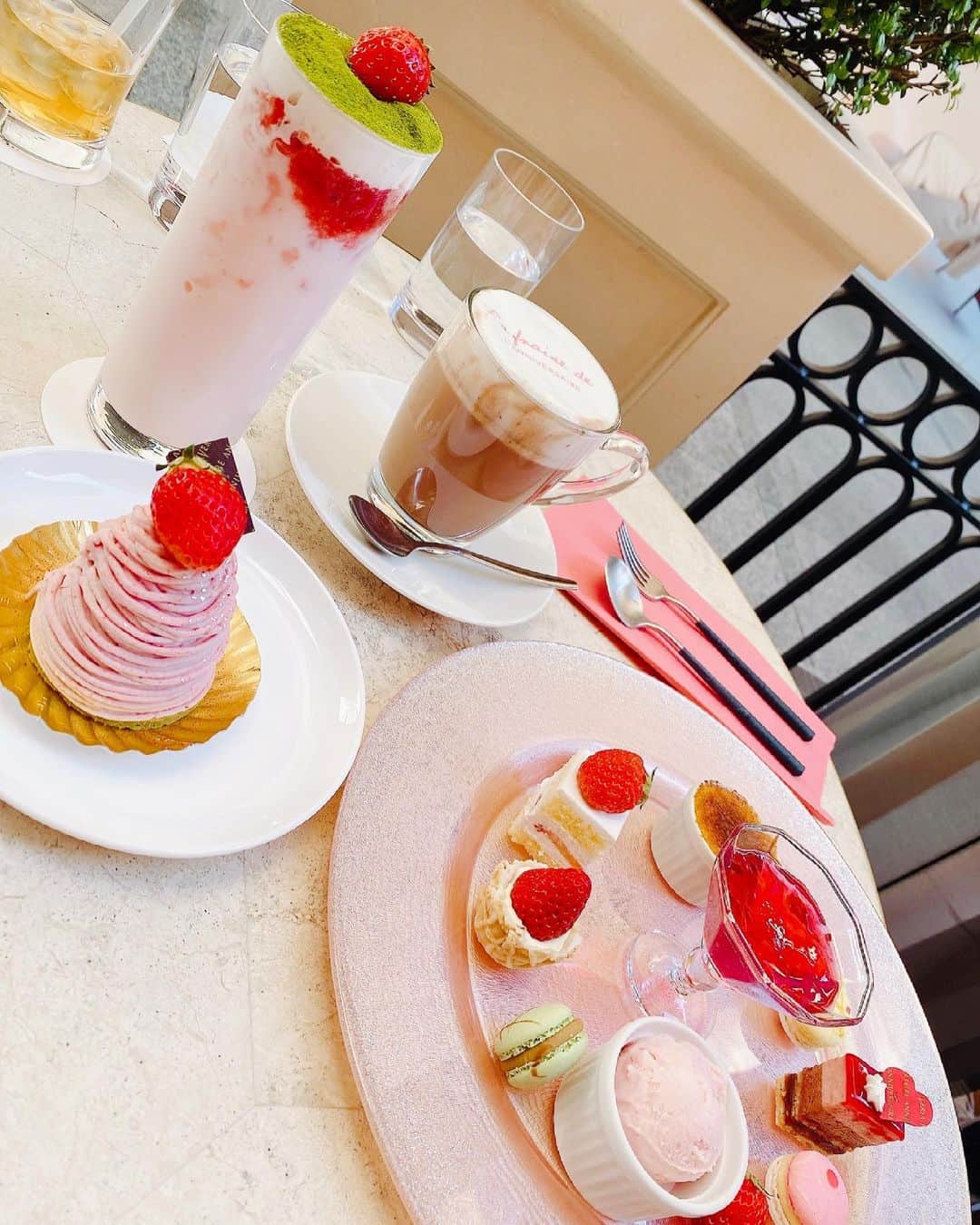 葵ローズのインスタグラム：「행복은🍓☕️  #cafe#cafetime #딸기#커피#카페」