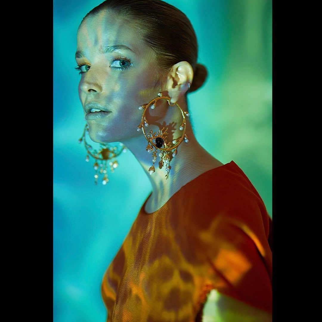 NINA PARKのインスタグラム：「Underwater Beauty 🌊 @ElleSerbia w @alisaahmann styled by @davorjelusic OUT NOW 💥 __________________________________________ #Photographer @aryashirazi II #Styling @davorjelusic @liganord_agency II #Hair @jamal_musa_mua II #MakeUp by Me @ninaparkbeaute for @ballsaal_artist_mgmt used @diormakeup」