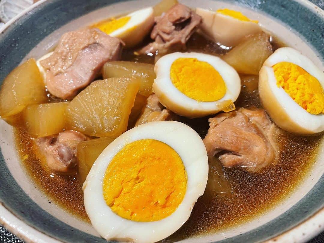 丸高愛実さんのインスタグラム写真 - (丸高愛実Instagram)「👧娘「これはなぁに？(料理を指さす)」 👨夫「おでん🍢って言うんだよー」 👧「お！で！ん！」  ………  👩私「煮物作ったんだけどなぁ…たしかにおでんっぽいかぁ。食べてくれてるし、まぁいっか(心の声)」  #いつの日かのごはん #鶏肉と大根と卵の煮物 #丸高ごはん」2月24日 19時25分 - marutakamanami