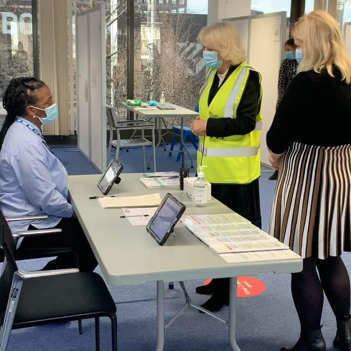 クラレンス邸のインスタグラム：「The Duchess of Cornwall has visited Wembley Vaccination Centre to meet and thank @RoyalVolService volunteers and NHS Volunteer Responder Stewards who are supporting the UK vaccination rollout. 💙  Many of the volunteers are workers in the hospitality, entertainment and travel industries who are currently furloughed from their usual jobs and using their spare time to help the local community.  The vaccination centre in North London has vaccinated more than 16,000 local people so far and The Duchess spoke to those working tirelessly to help the process run smoothly.   In March 2020, NHS England commissioned @RoyalVolService, of which HRH is President, and GoodSAM to deliver the NHS Volunteer Responders scheme to support those most in need.   Since the start of the pandemic, 437,000 NHS Volunteer Responders have completed more than 1.5 million tasks for people in need. 👏」