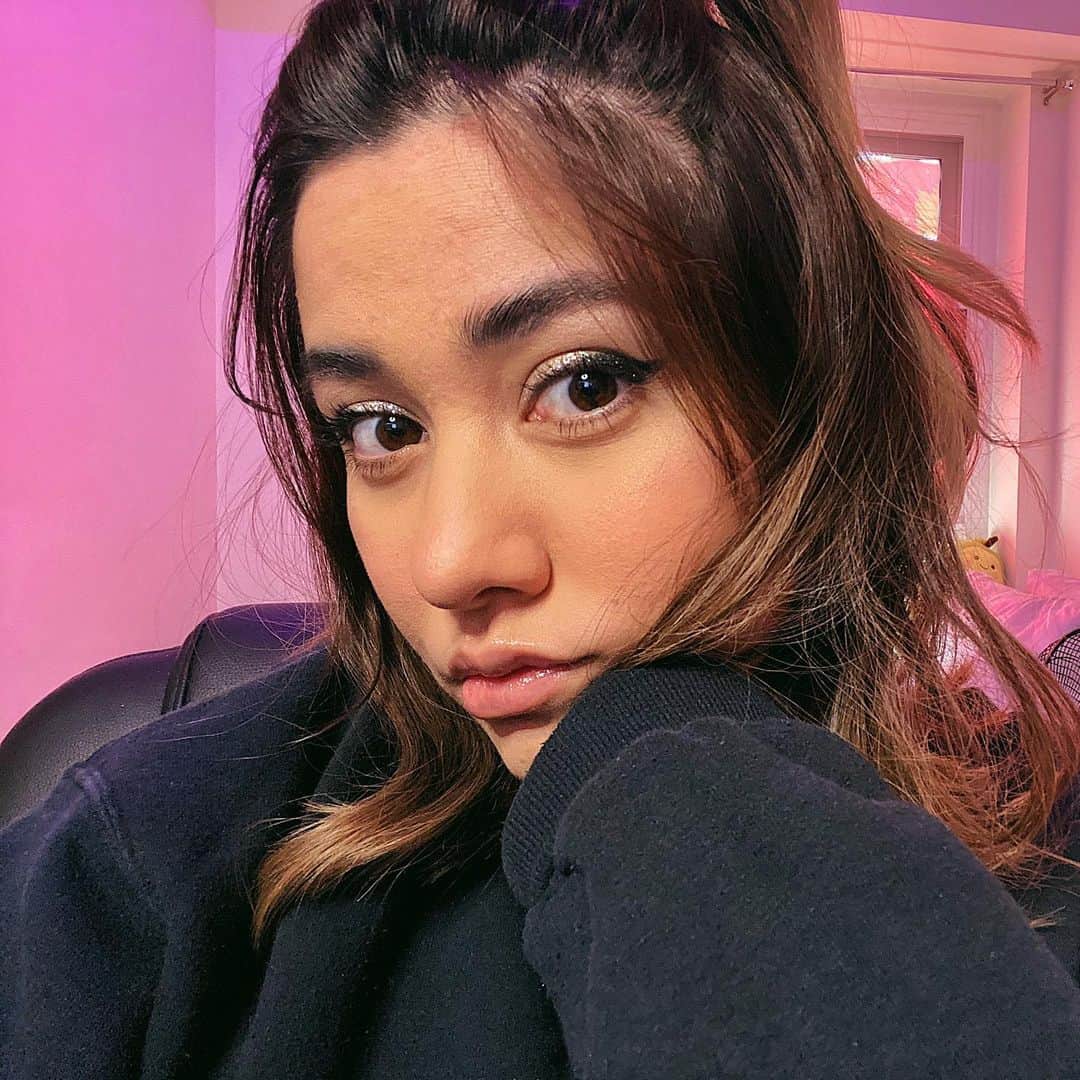 ローレン・ヤングのインスタグラム：「cozy 🐰」