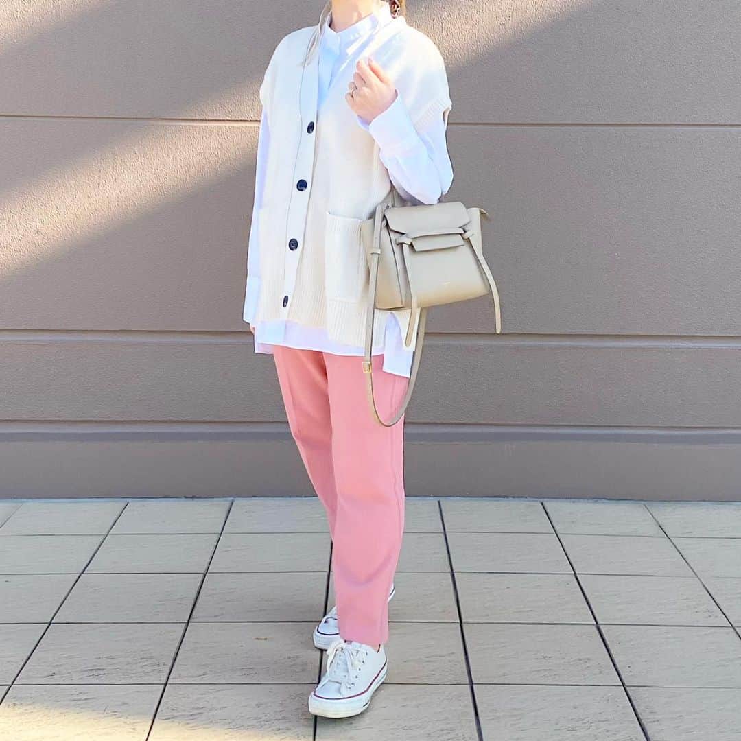 ryokoのインスタグラム：「𝒸ℴℴ𝓇𝒹𝒾𝓃𝒶𝓉ℯ 𓂅 @gu_global の新作のニットベスト #フロントボタンニットベスト サイズは大きめにLにしてみました♡ 可愛い〜🌸春まで長く着れそう。 ． ． 𝑘𝑛𝑖𝑡 @gu_for_all_ 𝑠ℎ𝑖𝑟𝑡𝑠 @uniqlo @uniqlo_ginza #uniqlojilsander ↪︎ #スーピマコットンスタンドカラーシャツ サイズM 𝑝𝑎𝑛𝑡𝑠 #zara xsサイズ 𝑏𝑎𝑔 #celine ． ． ． #gu #gumania #guコーデ #ジーユー #ユニクロ #ユニジョ #ザラ #ザラジョ #プチプラコーデ #きょコ #低身長コーデ #おちびコーデ #149cm #ニット #コンバース #スニーカー女子#uniqloginza #uniqlolifewear #uniqloginza2021ss #locari」
