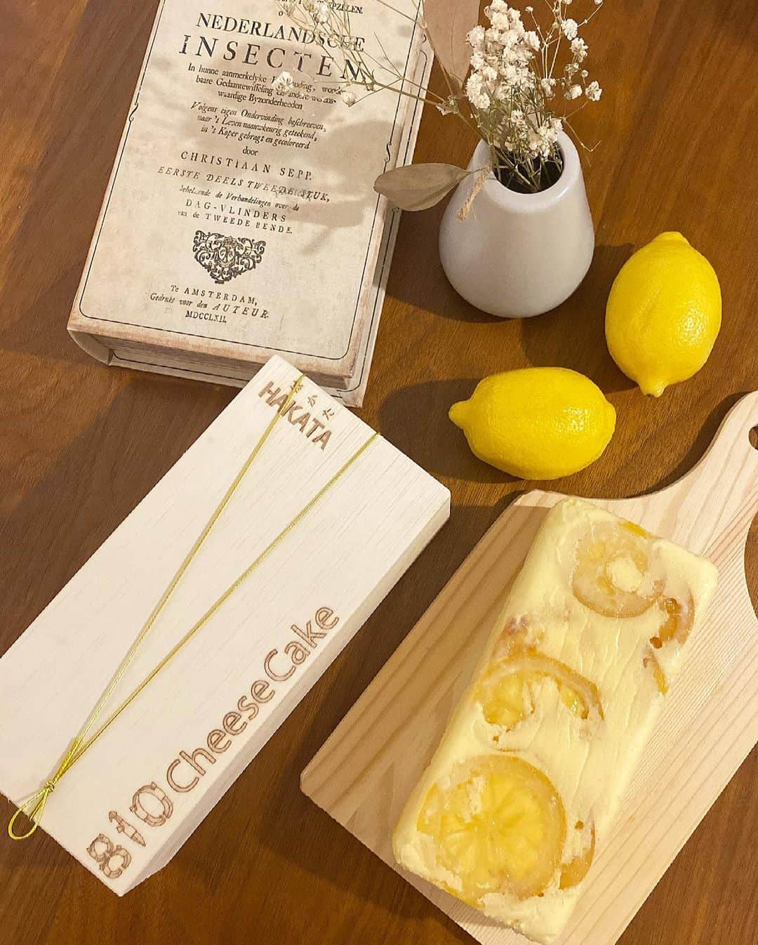 黒田りささんのインスタグラム写真 - (黒田りさInstagram)「🍋 . @810cheesecake 様より 糸島レモンチーズケーキを頂いたので おうちカフェを開きました〜💞 . 見た目もかわいいこちらは 福岡産の食材にこだわったチーズケーキ🧀 . おしゃれな木箱を開けると ふわあ〜っとレモンの香り！ 糸島レモンがたっぷり入っていてとっても爽やか 甘酸っぱい絶品ケーキでした🥺✨ . 口どけはとーってもなめらか！ 酸味と甘味の絶妙なバランスが秀逸で 大人からお子さんまで きっとどんな年代でも大すきな味🤤🌼 . そのまま入っているレモンも甘くておいしくって なめらか食感のいいアクセントになっていて… もう勲章ものです👏💞 . また、高級感のある木箱に入って送られてくるので 大切な方への贈り物にもぴったり🌿 . この糸島レモンの他にも あまおういちごショコラ、八女抹茶あんこがあるんだけど どれもすっごく美味しそう…🥺 . こちらは全て、3月末までmakuakeにて先行発売中です✨ . タグ付けしている810さんのアカウントから飛べるので ぜひぜひチェックして この感動をおうちで味わってくださいね😳💕 . . めっちゃかわいいケーキだったので、 気合い入って、飾りつけがんばりました💪✨笑 . . #810cheesecake #810#お取り寄せグルメ#お取り寄せスイーツ#チーズケーキ#糸島レモン#あまおう#八女抹茶#チーズ#生テリーヌ#生ケーキ#ケーキ#おうちカフェ#福岡名産品#福岡フルーツ#福岡グルメ#福岡カフェ#福岡お取り寄せ#くろりさもぐもぐシリーズ #fukuokacafe#fukuokafood」2月24日 18時01分 - kurorisa_14