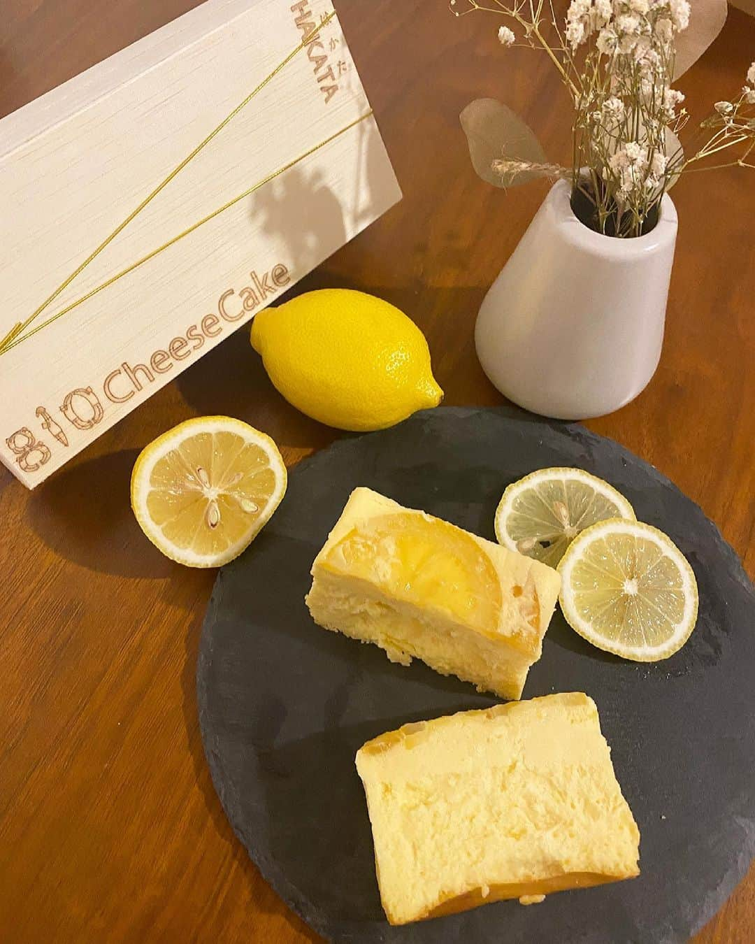 黒田りささんのインスタグラム写真 - (黒田りさInstagram)「🍋 . @810cheesecake 様より 糸島レモンチーズケーキを頂いたので おうちカフェを開きました〜💞 . 見た目もかわいいこちらは 福岡産の食材にこだわったチーズケーキ🧀 . おしゃれな木箱を開けると ふわあ〜っとレモンの香り！ 糸島レモンがたっぷり入っていてとっても爽やか 甘酸っぱい絶品ケーキでした🥺✨ . 口どけはとーってもなめらか！ 酸味と甘味の絶妙なバランスが秀逸で 大人からお子さんまで きっとどんな年代でも大すきな味🤤🌼 . そのまま入っているレモンも甘くておいしくって なめらか食感のいいアクセントになっていて… もう勲章ものです👏💞 . また、高級感のある木箱に入って送られてくるので 大切な方への贈り物にもぴったり🌿 . この糸島レモンの他にも あまおういちごショコラ、八女抹茶あんこがあるんだけど どれもすっごく美味しそう…🥺 . こちらは全て、3月末までmakuakeにて先行発売中です✨ . タグ付けしている810さんのアカウントから飛べるので ぜひぜひチェックして この感動をおうちで味わってくださいね😳💕 . . めっちゃかわいいケーキだったので、 気合い入って、飾りつけがんばりました💪✨笑 . . #810cheesecake #810#お取り寄せグルメ#お取り寄せスイーツ#チーズケーキ#糸島レモン#あまおう#八女抹茶#チーズ#生テリーヌ#生ケーキ#ケーキ#おうちカフェ#福岡名産品#福岡フルーツ#福岡グルメ#福岡カフェ#福岡お取り寄せ#くろりさもぐもぐシリーズ #fukuokacafe#fukuokafood」2月24日 18時01分 - kurorisa_14