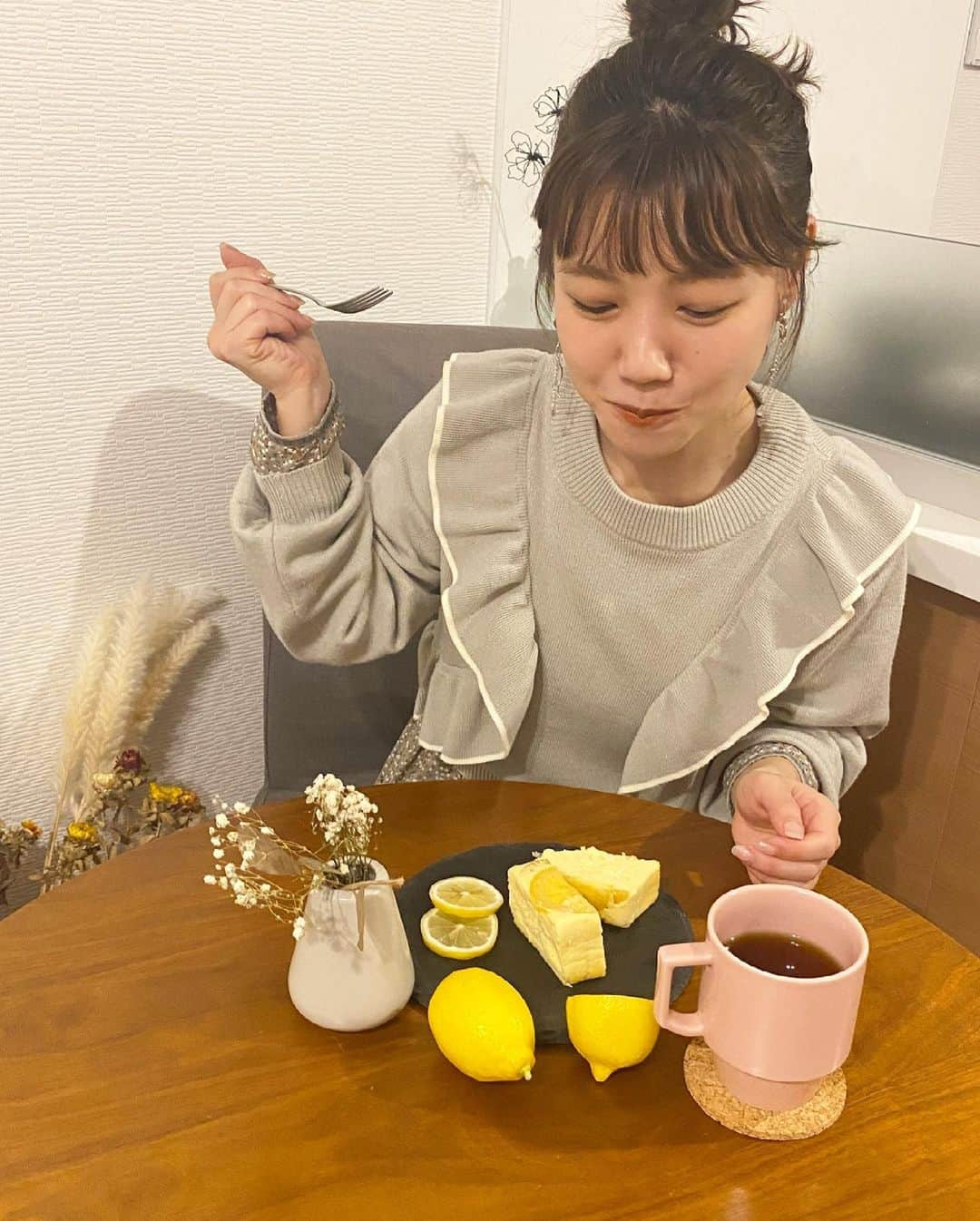 黒田りささんのインスタグラム写真 - (黒田りさInstagram)「🍋 . @810cheesecake 様より 糸島レモンチーズケーキを頂いたので おうちカフェを開きました〜💞 . 見た目もかわいいこちらは 福岡産の食材にこだわったチーズケーキ🧀 . おしゃれな木箱を開けると ふわあ〜っとレモンの香り！ 糸島レモンがたっぷり入っていてとっても爽やか 甘酸っぱい絶品ケーキでした🥺✨ . 口どけはとーってもなめらか！ 酸味と甘味の絶妙なバランスが秀逸で 大人からお子さんまで きっとどんな年代でも大すきな味🤤🌼 . そのまま入っているレモンも甘くておいしくって なめらか食感のいいアクセントになっていて… もう勲章ものです👏💞 . また、高級感のある木箱に入って送られてくるので 大切な方への贈り物にもぴったり🌿 . この糸島レモンの他にも あまおういちごショコラ、八女抹茶あんこがあるんだけど どれもすっごく美味しそう…🥺 . こちらは全て、3月末までmakuakeにて先行発売中です✨ . タグ付けしている810さんのアカウントから飛べるので ぜひぜひチェックして この感動をおうちで味わってくださいね😳💕 . . めっちゃかわいいケーキだったので、 気合い入って、飾りつけがんばりました💪✨笑 . . #810cheesecake #810#お取り寄せグルメ#お取り寄せスイーツ#チーズケーキ#糸島レモン#あまおう#八女抹茶#チーズ#生テリーヌ#生ケーキ#ケーキ#おうちカフェ#福岡名産品#福岡フルーツ#福岡グルメ#福岡カフェ#福岡お取り寄せ#くろりさもぐもぐシリーズ #fukuokacafe#fukuokafood」2月24日 18時01分 - kurorisa_14