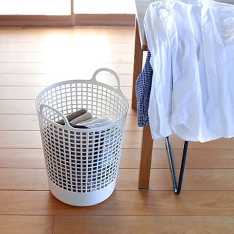北欧、暮らしの道具店さんのインスタグラム写真 - (北欧、暮らしの道具店Instagram)「【スタッフの愛用品】2個使いが便利！洗濯の家事効率がアップしました。 . - - - - - - - - - - - - ■ 編集スタッフ青木： . 「『量が多いから2回に分けよう』 『こっちは手洗い』などと、 後回しにした洗濯物が脱衣所に 置いてあるのが気になって気になって…  そんな状況をどうにかすべく、 同じランドリーバスケットを もうひとつ買い足しました。  同じ物なら2個も必要ないだろうと思い しばらく1個でしのいでいましたが、 その時間をもったいなく思うほど 家事効率がアップしました！  いつもは洗面台下のスペースに 2つを重ねておきます。 同じ物だからこそこうして重ねられて 存在感は1個と同じ。  家族はここに脱いだ洋服を ぽんぽん入れていきます。  これを洗濯前に それぞれの汚れ具合を見ながら 手洗いするものや、 別洗いするものなどに分けます。  後で洗う洋服を もうひとつのバスケットに入れておけるので、 汚れ物が散乱せず、 気兼ねなく後回しできるように。  洗濯物は残っているけれど、 散らかってはいないので心は軽やかです。  大容量のランドリーバスケットは 片付けても片付けてもやってくる 洗濯タイムの良き相棒です」 . . お買いものはプロフィールのリンク 又は商品をタップして、 ご覧くださいね。→@hokuoh_kurashi . ーーー 掲載のアイテムはこちら▼ ーーー . バスケット： ☑️ フレディ・レック ウォッシュサロン/ランドリーバスケット（ビッグ） . ※ その他、スタイリングに使用したアイテムは、 スタッフの私物になります。 - - - - - - - - - - - - - - - - - - . ▶ その他の商品詳細をお知りになりたい場合は、 プロフィールに掲載の、 当店お問い合わせメールまでご連絡ください。 . #homewares#laundry#closet#necessities#towel#bathtowel#hanger#フレディレック#Freddyleck#ハンガー#洗濯#家事#シンプル#シンプルライフ#シンプルデザイン#暮らしを楽しむ#日々の暮らし#北欧#暮らし#北欧暮らしの道具店」2月24日 18時00分 - hokuoh_kurashi