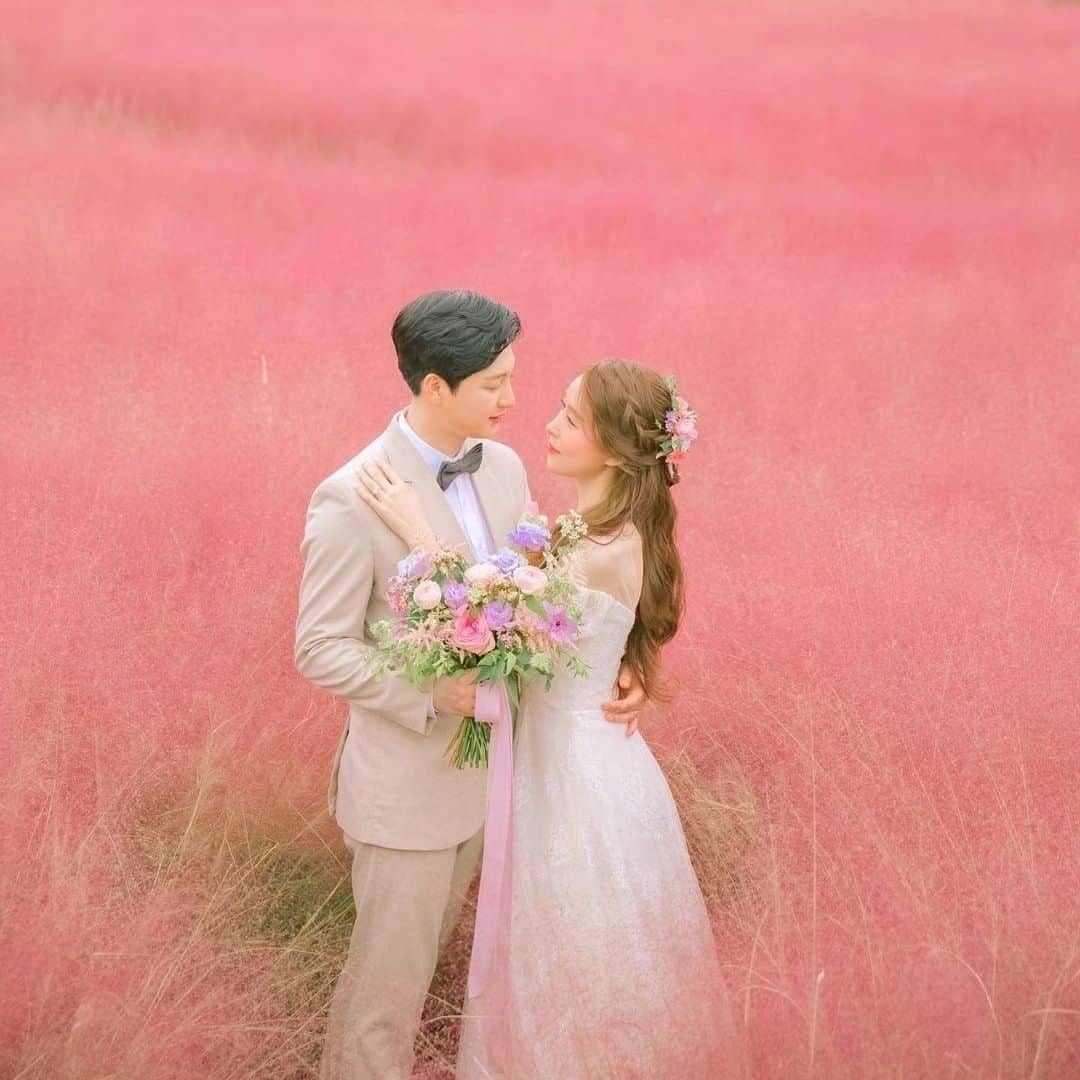 ♡プラコレWedding·⋆*さんのインスタグラム写真 - (♡プラコレWedding·⋆*Instagram)「. @placolewedding【#DRESSY花嫁 】 【#プラコレ】をつけて投稿&フォローしてね♩ . ＝＝＝＝＝＝＝＝ . 開放的なお花畑で撮影した 色鮮やかで春らしい#韓国フォト💐✨ . 心が踊るようなロケーションに、 お二人の魅力を引き出す構図が どれも素敵で参考になります👗💕  思わず撮影方法などが気になってしまう、 ステキなウェディングフォトを ぜひチェックしてみて👰💐 . ＝＝＝＝＝＝＝＝ 👗 photo by... @jeju_fairytale さん . ＝＝＝＝＝＝＝＝ 『#DRESSY花嫁』『#プラコレ』の ハッシュタグをつけて写真をUPしてね✦ 花嫁アプリ『DRESSY by プラコレ』の 記事に掲載＆リグラムされるかも♩ . みなさまからのいいねや保存 コメントをお待ちしています♥ 「このウェディングドレス可愛い！」 「ヘアスタイルも気になる！！」 「今の花嫁さんの流行りは！？」etc. . ＝＝＝＝＝＝＝＝ 花嫁アプリでは、 プロのアドバイザーに結婚式の相談を何度でも♡ ウェディングドレスの記事や、 自分のウェディングレポを残せちゃう♡” . ＞＞＞TOPのURLからcheck ⋈ @placolewedding ＞＞＞結婚のご相談は プラコレウェディングアドバイザーへ♡ @wedding_adviser ＞＞＞ウェディングレポを残したいなら、 farny by プラコレをcheck ✎ @farny_wedding ＞＞＞ウェディングアイデア＆DIYは ドレシーアイデアcheck ❁ @dressy_idea >>>素敵なドレスに出会いたい花嫁さま♡ @dressyonline_をcheck . ＝＝＝＝＝＝＝＝＝＝＝＝＝＝＝＝ . #プレ花嫁 #卒花 #花嫁 #卒花嫁 #結婚 #結婚式 #結婚準備 #花嫁準備 #weddingtbt #2021夏婚 #2021春婚 #ウェディングフォト #ロマンチックフォト #前撮り #フォトウェディング #撮影指示書 #海外ウェディング #ロケーションフォト #ロケフォト #海外ウェディング #韓国花嫁 #ブーケ #フラワーコーディネート #weddingphoto #韓国フォト #韓国ウェディング」2月24日 18時01分 - placole_dressy