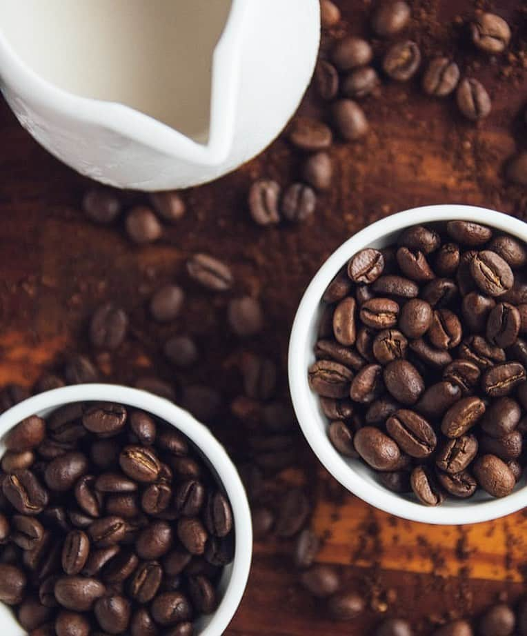 De'Longhi Sverigeのインスタグラム：「Arabica och Robusta: de två viktigaste kaffebönorna. Visste du att Arabicabönor tenderar att ha en sötare, mjukare smak med toner av socker, frukt och bär? Robusta har en starkare arom och en eftersmak av jordnöt. 🤎☕️#delonghi #seriousaboutcoffee #kaffekärlek #coffeelove」