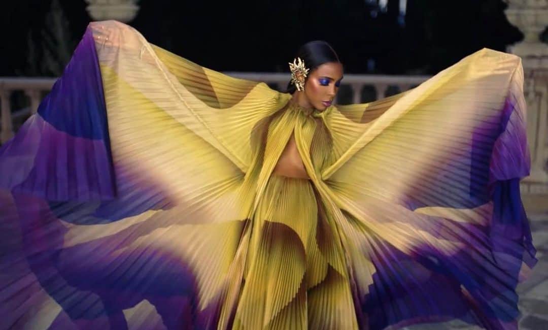 ブレシャ・ウェッブのインスタグラム：「#WCW Can I just crush on my sis @kellyrowland! Not only is she stunning in these photos but her EP “K” just dropped on Friday! It’s a total vibe and she did this all while she was pregnant and had a happy and healthy delivery, held her family down and produced a movie. I’m just in awe of you Kelly! Your album is a gift to us. Thank you 💜 Download it now! What is your fav song? Mine is all of them and “crazy” and all of them! 🤣 oh and “Better” makes me weep! 😭」