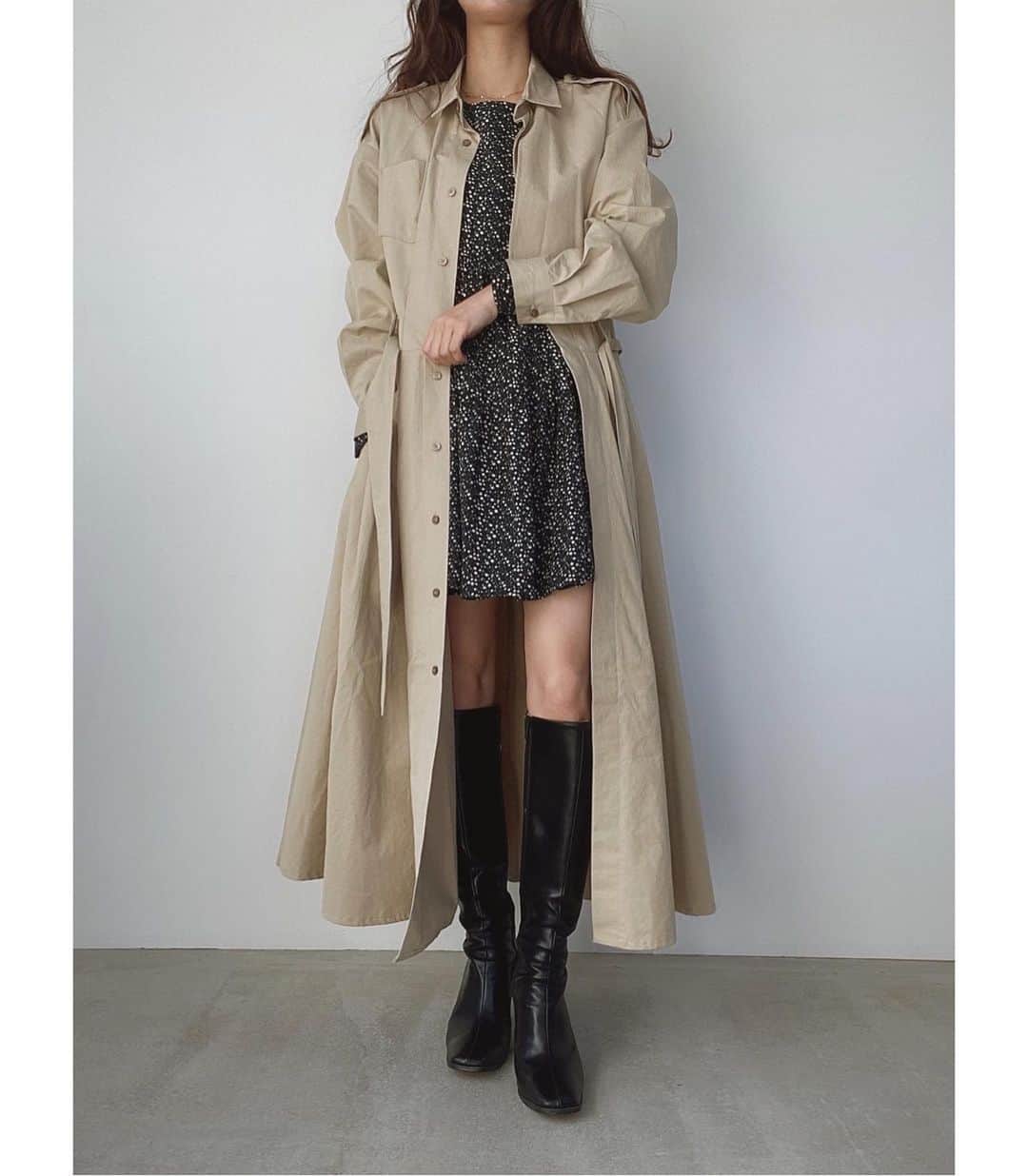 のインスタグラム：「. 【Betty long boots lotation coordinate.】 大人気のロングブーツ春の着回しコーディネート👢 Director @sachika_takemura が提案する春の6スタイリング。 . . 《coordinate2.着用アイテム》 ✔︎Betty long ブーツ (BRN,BLK) ¥15,000 → ¥11,000+tax  ✔︎Spring maxi trench ジャケット (BEG,KHA) ¥17,000+tax  ✔︎Charlotte 2way ワンピース (IVO,BEG,MIX) ¥14,000+tax . . 画像をTAPして詳細をCHECK✈︎ . #ACYM #ootd #outfit #coordinate #instagood #instalike #2021SS #fashion #japan #tokyo #バッグ #ショルダーバッグ #トレンチ #トレンチコート #花柄 #花柄ワンピ #花柄ワンピース #ミニワンピ #ミニワンピース #フレアワンピ #ロングブーツ #着回しコーデ」