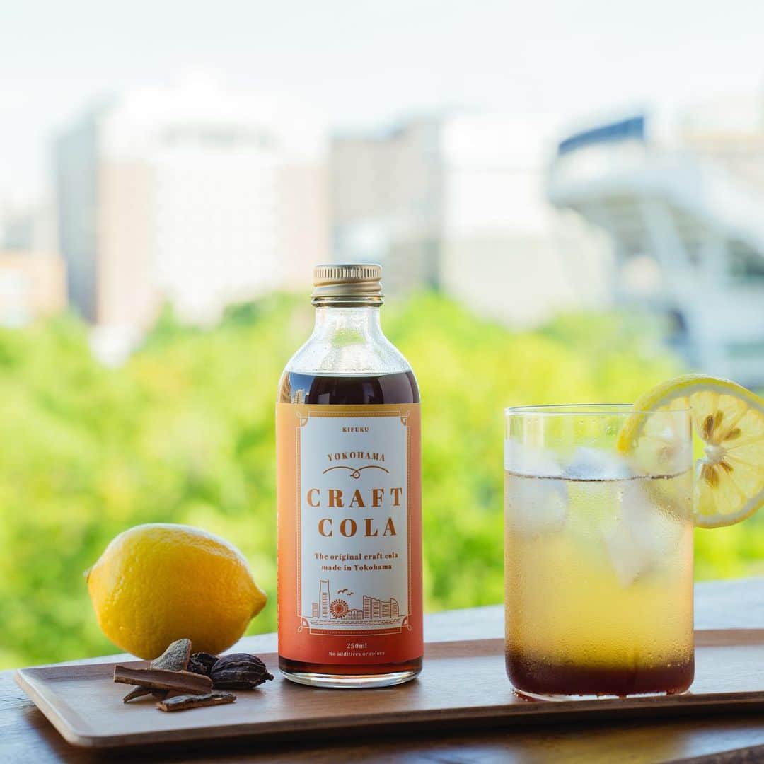 BASE（ベイス）のインスタグラム：「横浜クラフトコーラ 原液シロップ１本 | 横浜クラフトコーラ（@yokohama_craftcola）  🍹おうちでとっておきのドリンク作り🍹  ＜横浜クラフトコーラ＞は 湘南ゴールドなどの柑橘類や スパイスを入れ、 すべて国産にこだわったクラフトコーラをお届け。  炭酸と割るだけで、スパイシーで 味わい深いスペシャルコーラが完成！🤗  今、注目されている #お取り寄せ ドリンクです。」