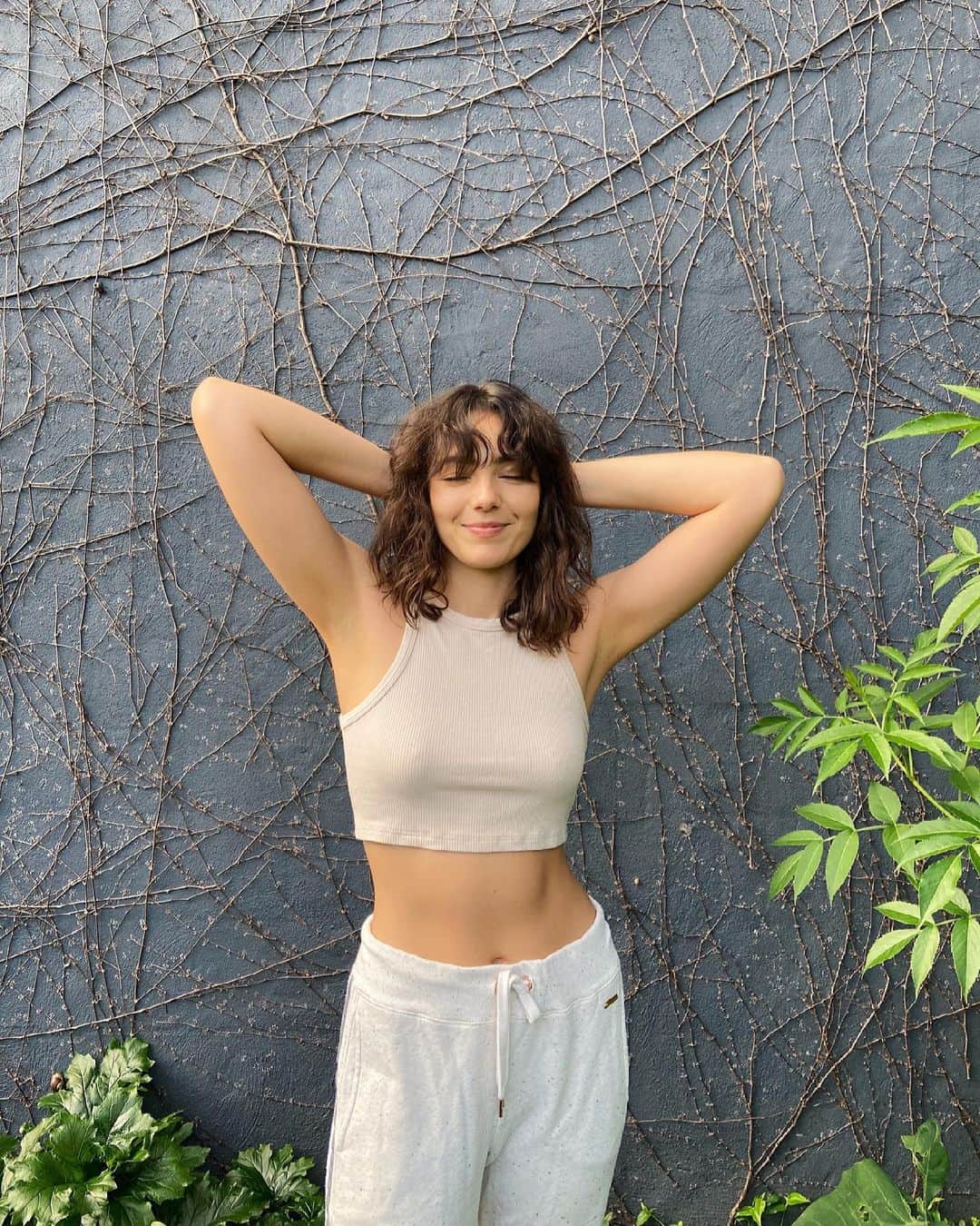 Amelia Zadroのインスタグラム：「New cut & I’m ready for a new chapter ✨✨✨💇🏻‍♀️ thank you @petelennon 🙏🏻」
