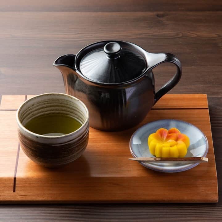 ヒルトン大阪 Hilton Osakaさんのインスタグラム写真 - (ヒルトン大阪 Hilton OsakaInstagram)「MYPLACEでは、雅な日本茶とお茶菓子セットをご用意しております。疲れを癒し、穏やかなひと時を。  MYPLACE（マイプレイス）の詳細はこちら▶ https://hil.tn/efgp2  #ヒルトン大阪 #マイプレイス #カフェ #バー #日本茶 #茶菓子 #お茶請け #ティータイム #お茶  #お茶好き #一保堂 #玉露 #抹茶 #HiltonOsaka #JapaneseTea #TeaTime」2月24日 18時00分 - hiltonosaka