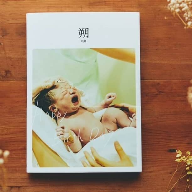 Photobackさんのインスタグラム写真 - (PhotobackInstagram)「本日ご紹介する作品は、 hajime (@hajime_no_hibi)さまの一冊🤱 お子さまの成長の記録を 綴った一冊になっています🚸 . 『2019年の12月に 息子が生まれたのですが コロナ禍になり、 両親に一年以上 会わせられませんでした。 そこで、出産から一歳の 誕生日までの成長の日々を 写真アルバムというカタチで プレゼントしたいと思い フォトブックに挑戦してみました✨ . サイズやページ数も 幅広く選べるのが良くて 印刷、紙質、デザインも とても好みでした！😊』 と、hajime (@hajime_no_hibi)さま🌿 . 私たちの生活を がらっと変えてしまった コロナ禍ですが、 お子さまの元気な姿を 見せられないのは 本当に辛いものだと思います😢 . それでも明るく、 フォトブックというカタチで お役に立てたのは本当にうれしいです❤️ 中面のお写真もお子さまの写真が メインで大きくレイアウト されているので、 テキストをたくさん書き込まずとも ご両親にも想いが 伝わったのではないでしょうか🥰 . こちらの作品で使われている アイテムは、 Photoback LIFEの120ページ📚 ベーシックなデザイン・佇まいの 一冊だからこそ気兼ねなく日常を まとめることにぴったりです🌱 .. hajime (@hajime_no_hibi)さま、 今回は素敵な作品を ありがとうございました🎁 . #photoback #フォトバック #フォトアルバム #フォトブック #フォトブックづくり #アルバム #アルバム作成 #photo #写真 #photoback作品紹介2021 #LIFE #成長記録 #ママ #家族写真 #ベビー #キッズ #キズナ #ベビリトル #子育て #1歳 #出産 #赤ちゃんのいる生活 #育児 #息子」2月24日 18時00分 - photoback.jp