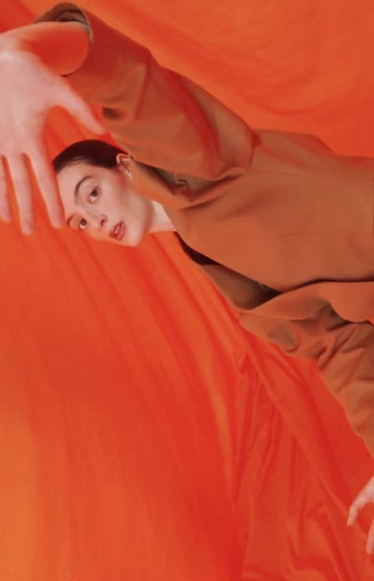 サントーニのインスタグラム：「With Primomovimento, Santoni presents the FW21-22 Men's and Women's collection that outlines the fusion between tradition and modernity through a contemporary and fluid attitude. Immersed in a saturated and dynamic atmosphere, we are transported to a suspended time that creates the intertwining of past and future.   In the first part of the film, an edgy harmony, marked by an electronic soul, perfectly shows the icons of Santoni in their highest modernity, then the notes become softer, introducing Galleria.02, the sinuous capsule collection designed by Andrea Renieri. Here, the temporal contrasts lightly become captivating melodies.  Creative Direction: @socialriseofficial  Discover the full film through link in bio.  #Santoni #SantoniFW21 #SantoniPrimomovimento #milandigitalfashionweek #mfw」