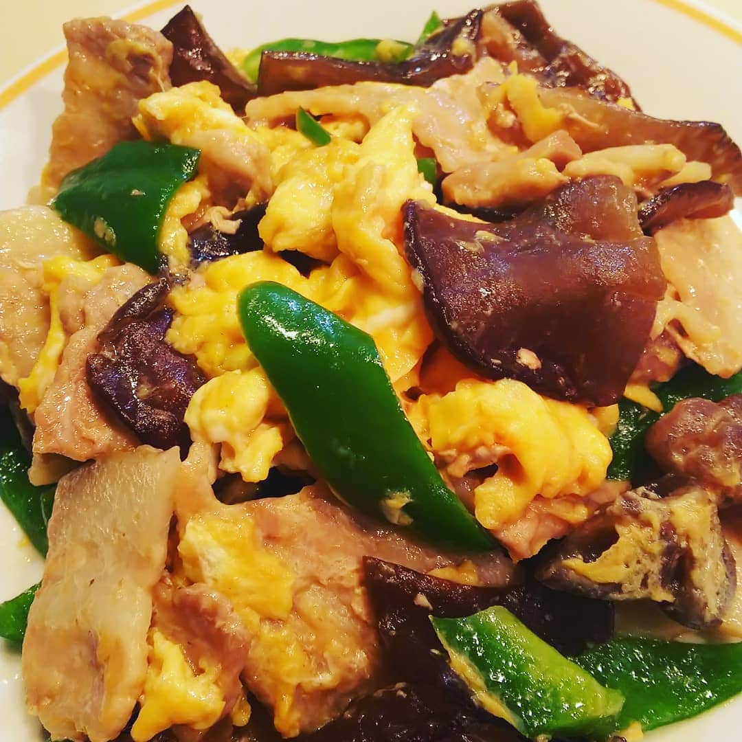 三瓶のインスタグラム：「たまごときくらげのうまいやつ。  簡単なんでみなさんもぜひ。  ムースーロー。」