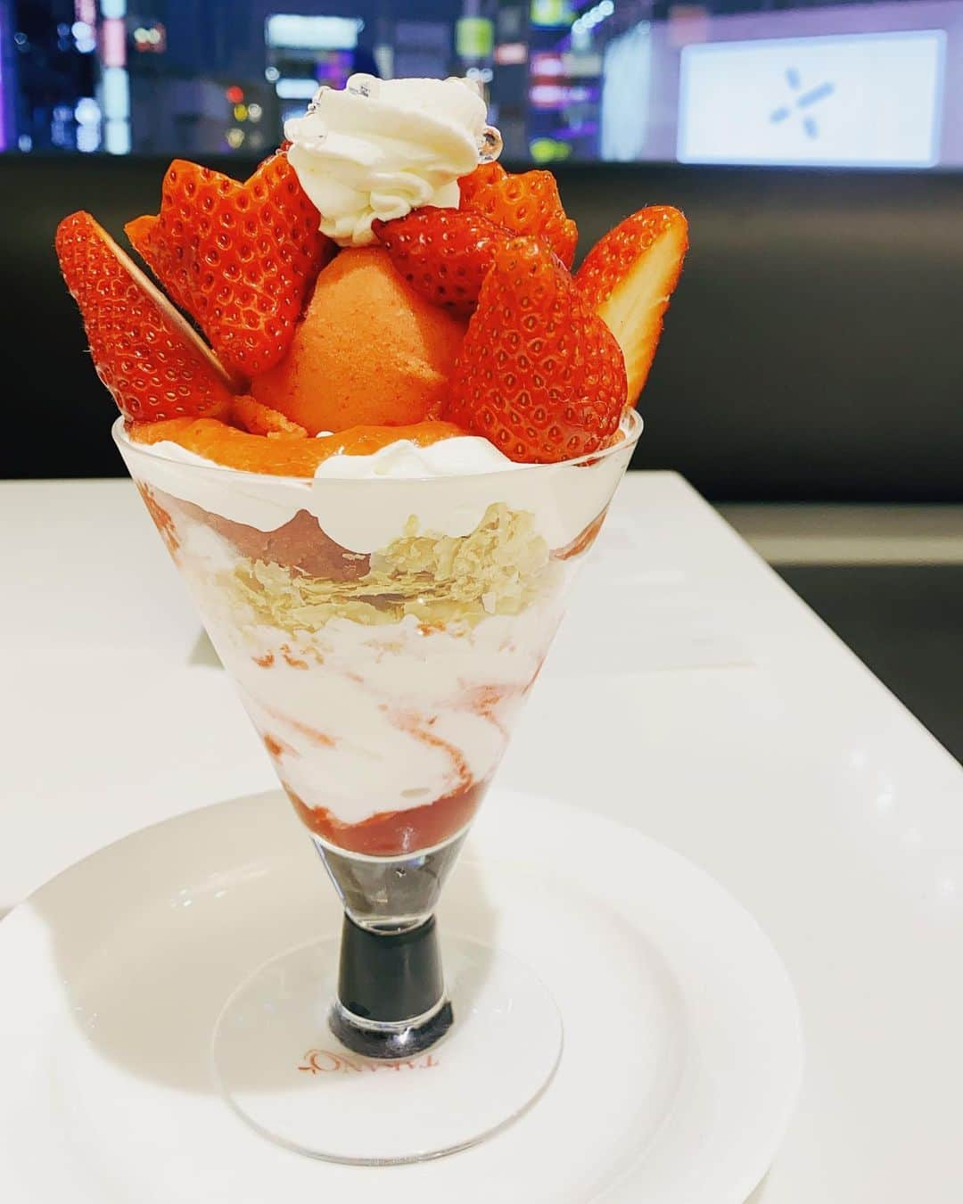 三澤康平のインスタグラム：「大分の苺を使ったパフェ 美味しかった🍓  大分の苺って初めて食べたけど 糖度高いのにさっぱりしてて 何個でも食べられそう  #いちご #いちごパフェ #大分 #ベリーツ #ベリーツベリーッグッド #高野フルーツパーラー新宿本店」