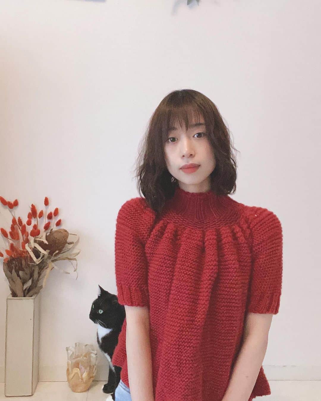 森川葵さんのインスタグラム写真 - (森川葵Instagram)「飽きながらも少しずつ編んだニットが完成しました🧶 編み図見ずに適当に編んだのでところどころありゃ、みたいなのはありますがまあ上出来でしょう。もう少し暖かくなったら着て出かけたいな〜」2月24日 18時05分 - aoi_morikawa0617