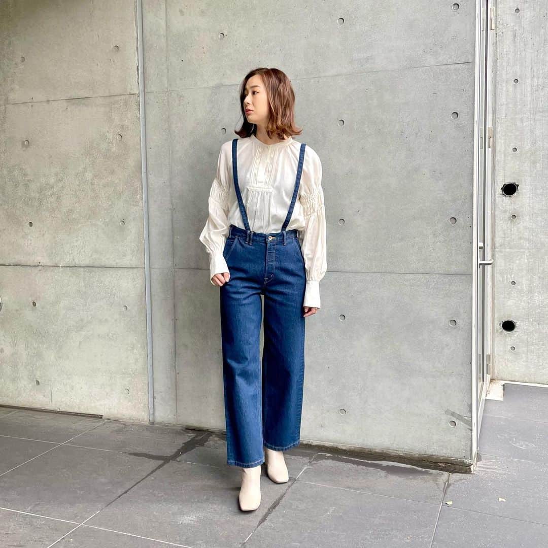 Moname Official Instagramのインスタグラム：「. Monameらしいフレンチデニムの セミワイドシルエット👖✨ サスペンダーは取り外し可能なので、 つけても外しても後ろでクロスさせても 着ていただけます✨ . Semi Wide No.41191007 Color. RIN ¥17,600(税込み) . #moname #モナーム#デニムコーデ #denim #fashion #ootd #デニム #ニット#デニム女子 #パンツ #カジュアルコーデ #シンプルコーデ #着回しコーデ #今日のコーデ#パンツスタイル#ワイドデニム#サスペンダー #着画 #ラフコーデ #ワイドパンツ #夏#高見えコーデ #着回し #160cm #パリジェンヌ #パリジャン #大人女子#大人カジュアル#ブルー」