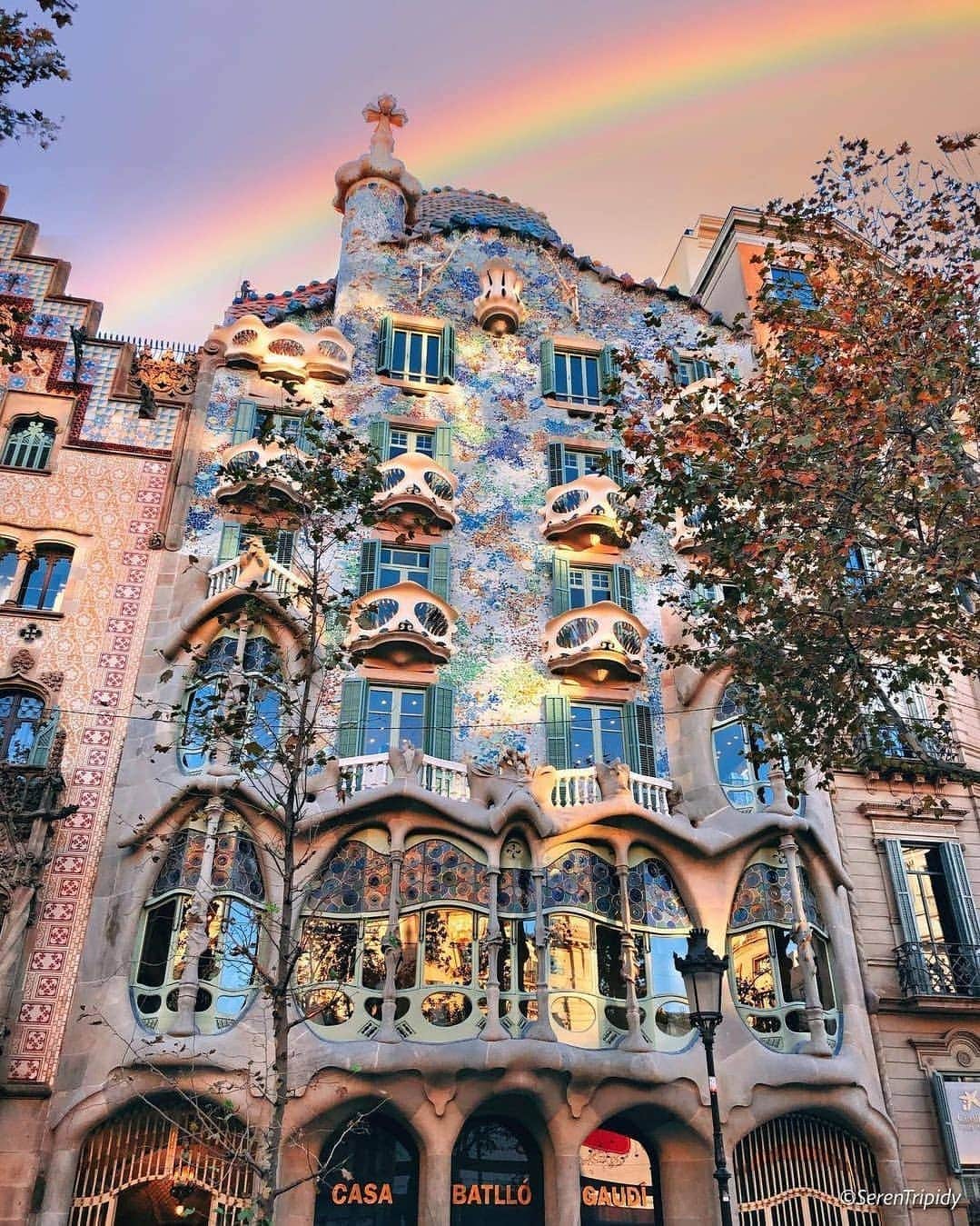 BEAUTIFUL DESTINATIONSさんのインスタグラム写真 - (BEAUTIFUL DESTINATIONSInstagram)「Colorful spots in Barcelona. 🌈  Brimming with verve and culture, this city on the coast of northeastern Spain is an endless source of inspiration.   Bookmark this and take a peek at these incredible slights! 📝  1 - Casa Batlló, a universally admired modernist building by Antoni Gaudí.  2 - Palau de la Música Catalana, the only Concert Hall in Europe entirely illuminated by natural light during the day. 3 - Tibidabo Amusement Park, one of the oldest functioning parks in the world located in Tibidabo.  4 - Casa Vicens, the first house built by Gaudí in Barcelona.  5 - A balcony in Palau de la Música Catalana, featuring a double colonnade adorned with colourful tiles. 6 - A colorful nook in Casa Vicens, where geometric decorative patterns are showcased.  What else are the most picturesque spots in Barcelona? 🇪🇸  📸 @serentripidy 📍 Barcelona, Spain」2月24日 18時07分 - beautifuldestinations