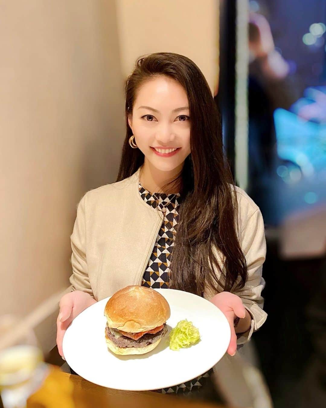 SAORIのインスタグラム：「@burgerpolice_himonya  碑文谷警察👮‍♂️の隣に 『バーガーポリス』という ハンバーガー屋さんOPENするよ🚔 名付けの斬新さに惚れるわ😍 なんと代官山TACUBOの姉妹店✨ ハンバーガーはそれぞれ個性があって 旨味が最高によく出ててどれも美味しかったけど 私のおすすめは塩バーガー🍔 お肉の味がじゅわっと濃厚に味わえるよ🤤🤤🤤 そしてそして 私の大好きなナチュールワインも楽しめるから ほんと最高❤️さすがポリス👮‍♂️♡← 2/28(日)グランドOPENだから 遊びに行ってね〜♡♡♡ . Burger POLICE 050-5872-5108 東京都目黒区碑文谷4-24-16 104 https://tabelog.com/tokyo/A1317/A131702/13255370/ . 動画は恥ずかしい〜と言いながら 撮った動画は、二重顎やばたん🙈〃 @tacubo0731 @nachu_techu  OPENおめでとうございます🎈 グランドOPENしたらまた遊びに行きます〜 @chez_gaki 応援してるよ📣 私の背後に写ってるのは @tatsuruosawa 📷 わるで私の背後霊🤣🙌」