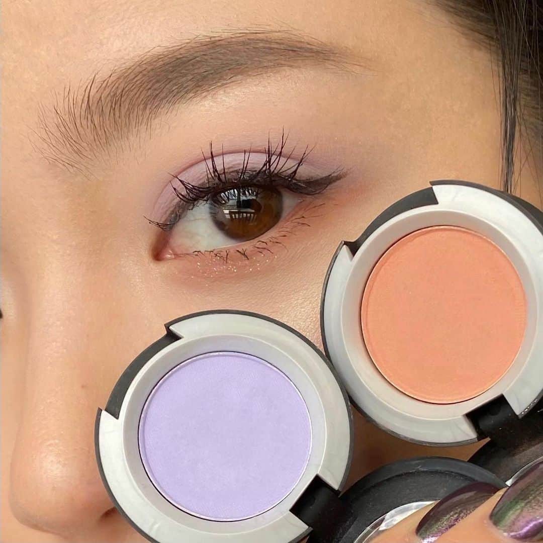 M∙A∙C Cosmetics Japanのインスタグラム：「M·A·Cで人気の#MACパウダーキス シリーズを使った春メイクをご紹介🌸 ㅤ スフレのようにふんわりマットな仕上がりのアイシャドウに、さりげなくラメをプラス💎繊細にきらめく春色アイに是非トライしてみてください✨ ㅤ 【使用製品】 ・パウダーキス アイシャドウ: マイ トゥイーディー ・パウダーキス アイシャドウ: サッチ ア チュール ・ダズルシャドウ リキッド: ノット アフレイド トゥ スパークル ㅤ Regram from @mac_daimaru.kobe #MACPowderKiss」