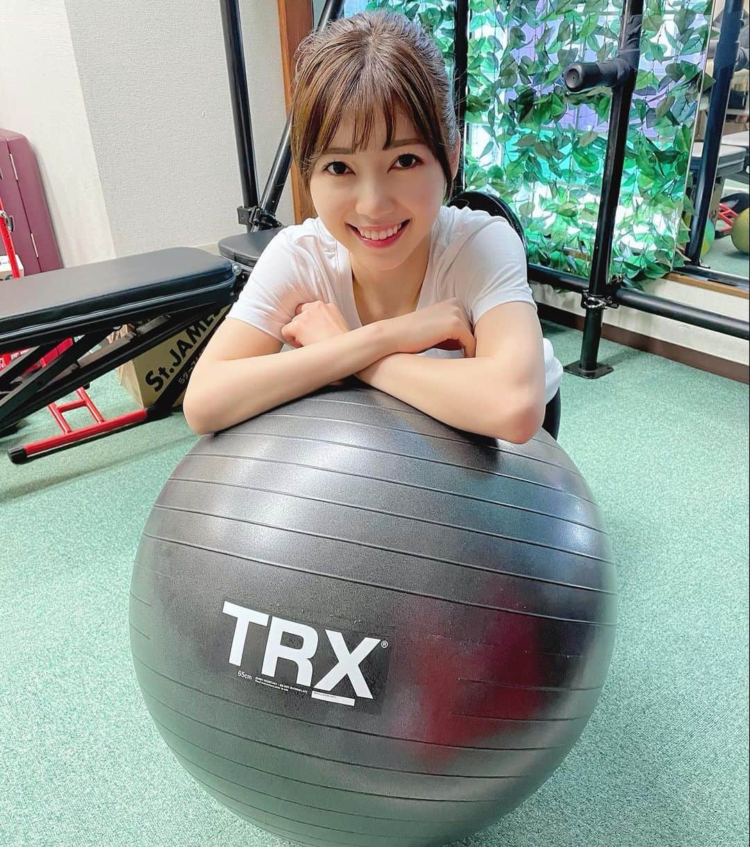 川又智菜美のインスタグラム：「☘︎︎テニスのためのトレーニング☘︎︎﻿ ﻿ トレーナーさんに﻿ 動きが良くなっていると言われて﻿ ルンルンです💗﻿ ﻿ 一人でやってると、﻿ もしかしたら挫けそうになったり﻿ もういいかな？とかラスト手抜いちゃおうかな？﻿ と思ったりしちゃうと思うんですが、﻿ いつもトレーナーのななこちゃんが﻿ 「ラストまで！頑張って〜！」と﻿ 励ましてくれるので頑張れます😭✨﻿ ﻿ むしろ、褒められたくて﻿ ラスト気合い入ります🔥笑﻿ ﻿ Trainer💛﻿ @nanako_tenikotsu」
