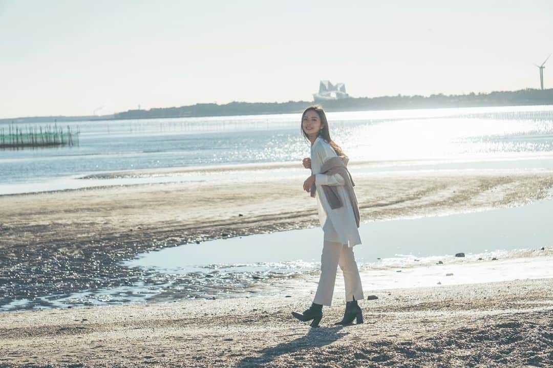 川瀬莉子さんのインスタグラム写真 - (川瀬莉子Instagram)「. 海なんていつぶりだろう、、！ 干潮で遠くまで歩けて楽しかったー✨  #海 #干潮 #ポートレート撮影  #ミラーレス女子  #ザラジョ」2月24日 18時28分 - kawase_riko_official