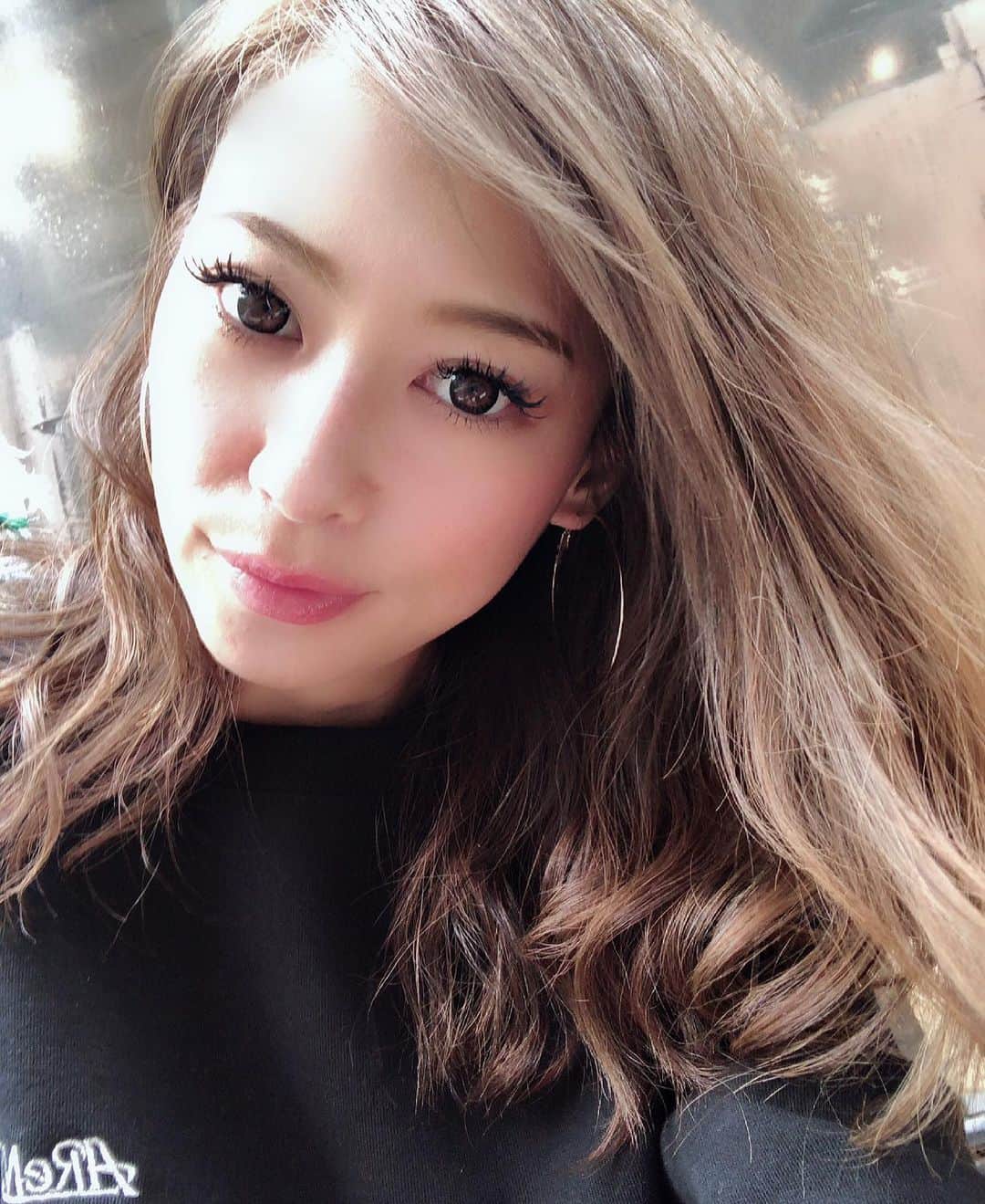 長谷川唯のインスタグラム：「・ ・ 今回も、もちろん @salon_ef_central さんでリペア❤︎前回よりボリュームラッシュを多めに付けてもらったよ✌🏻✨  ・ ・ #マツエク #マツエクデザイン #ディープボリュームラッシュ #me #eye #eyelash」
