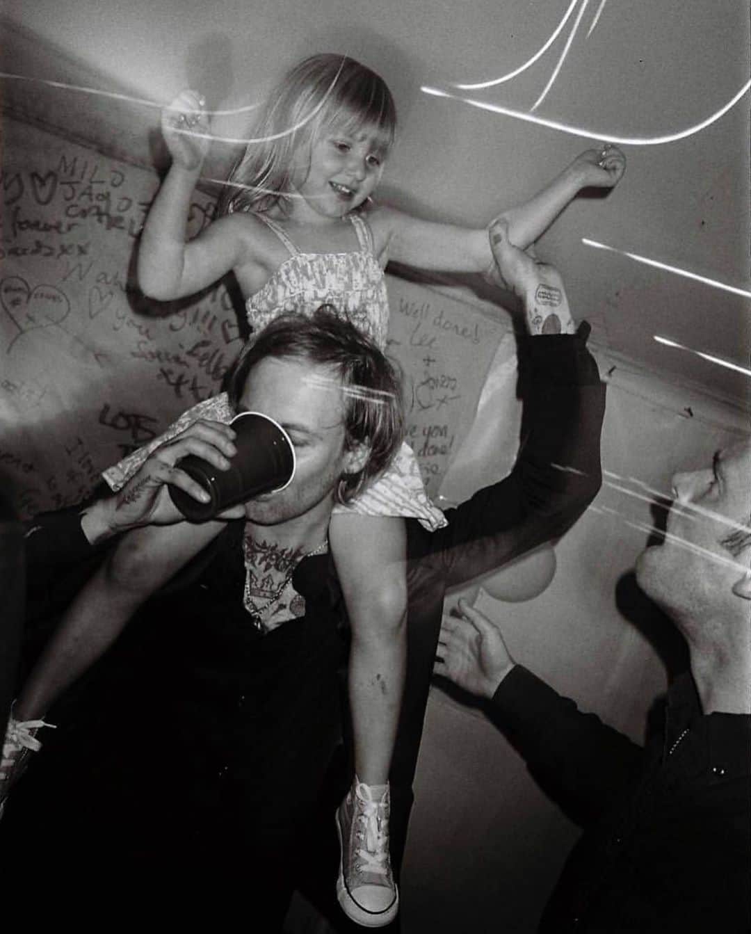 ルー・ティーズデールのインスタグラム：「Happy birthday to the bestest baby daddy 🤍 love you x @tomandlux xx」
